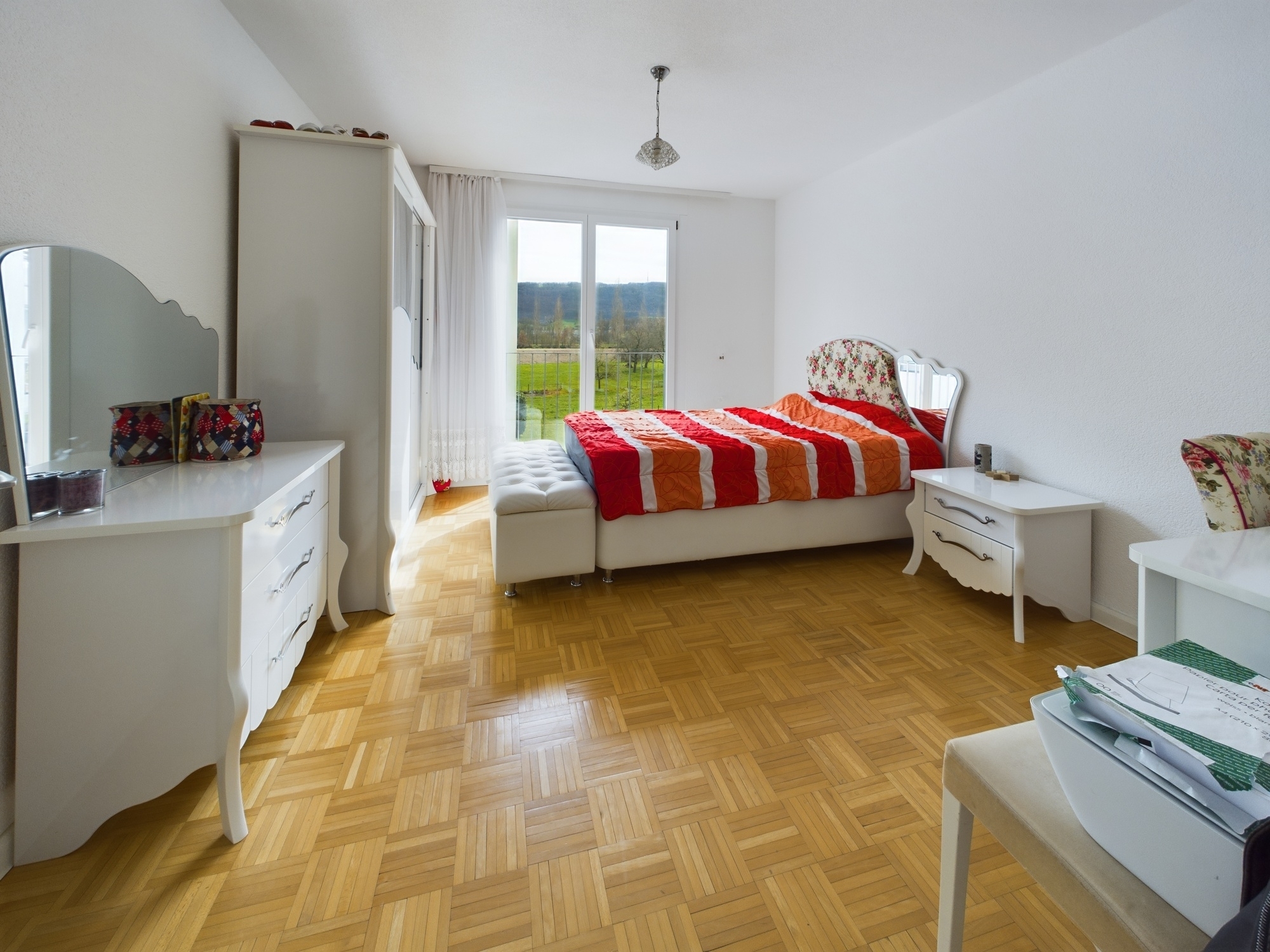 Helles Schlafzimmer mit Balkonblick