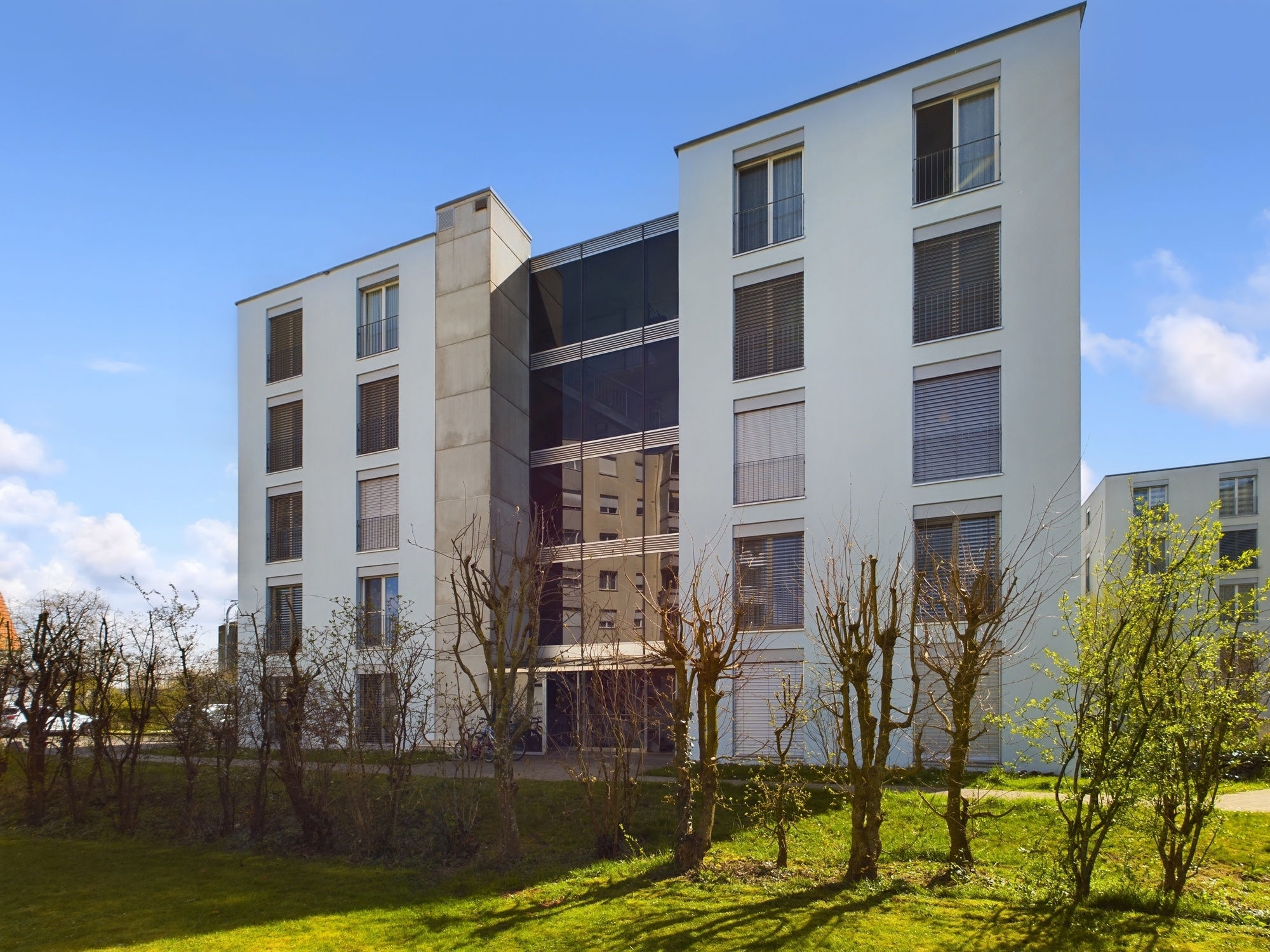 Modernes Wohngebäude mit Gartenanlage