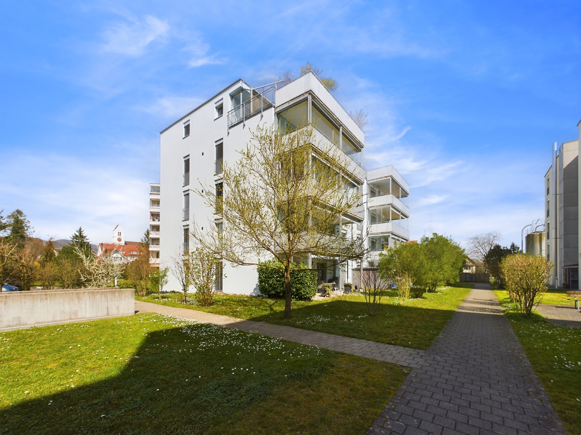 Modernes Mehrfamilienhaus mit Gartenanlage