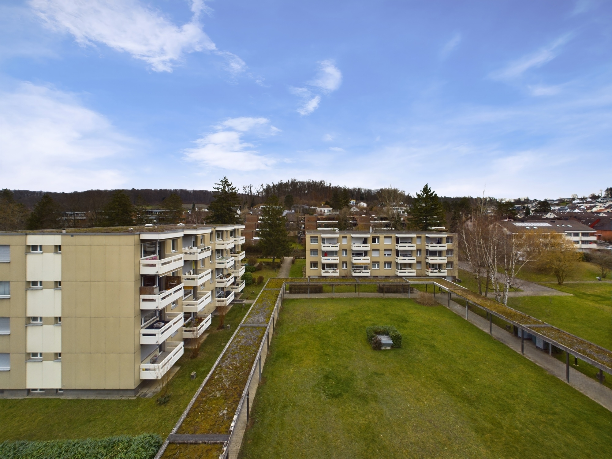 Wohnanlage mit begrüntem Innenhof