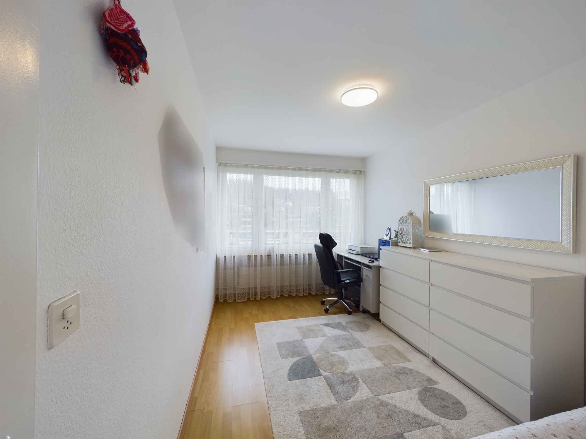 Helles Arbeitszimmer mit Fensterfront