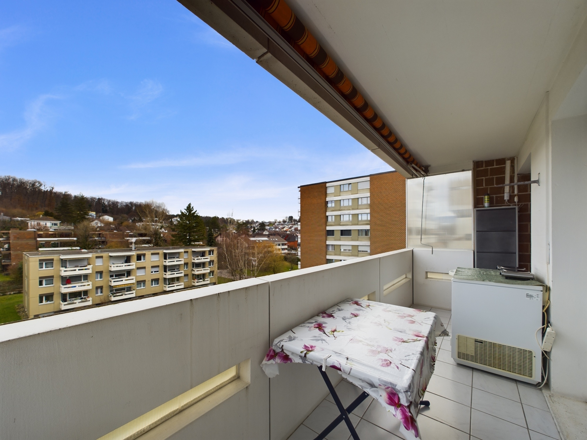 Überdachter Balkon mit Blick auf Wohnhäuser