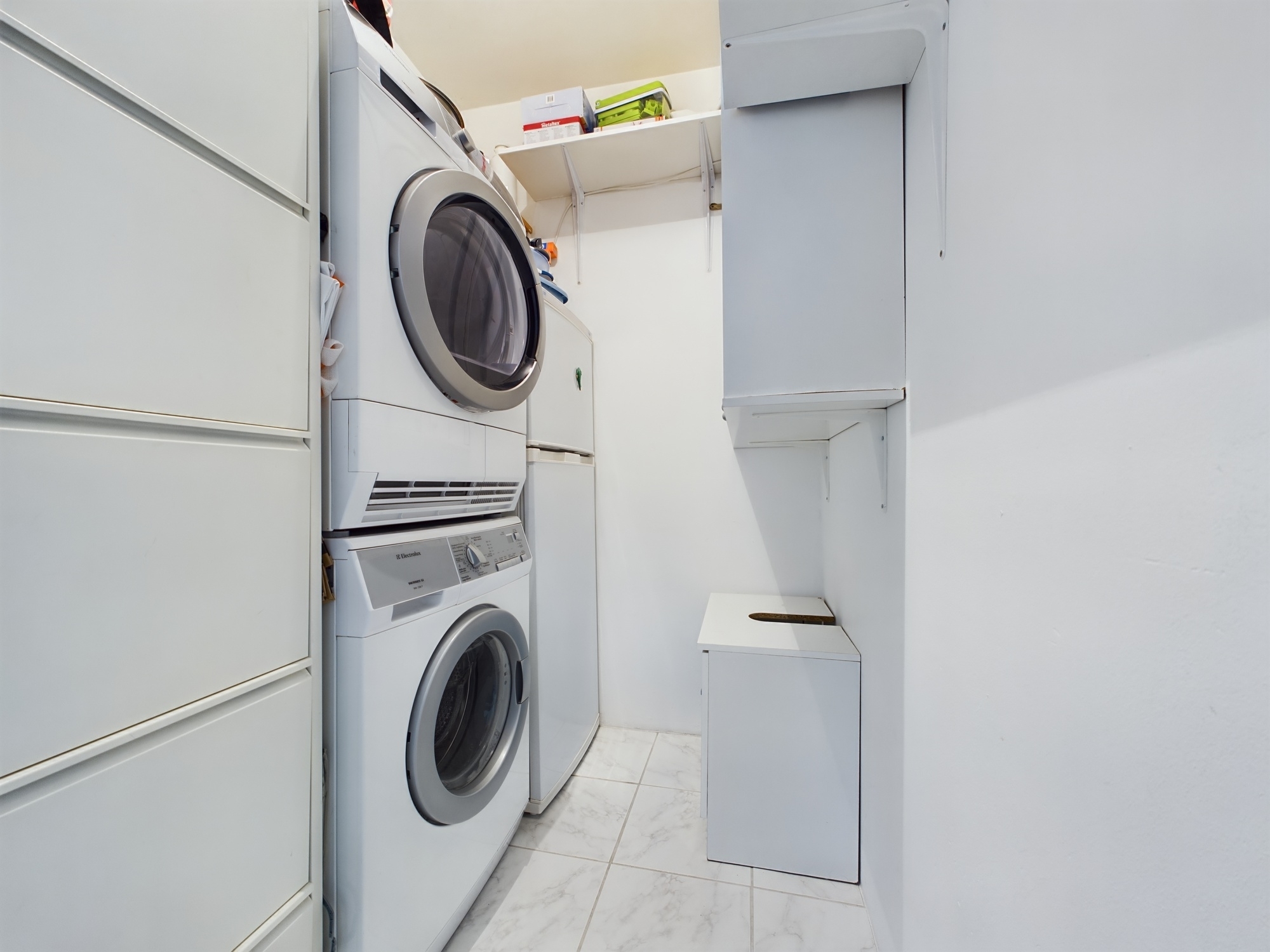 Hauswirtschaftsraum mit Waschmaschine und Trockner