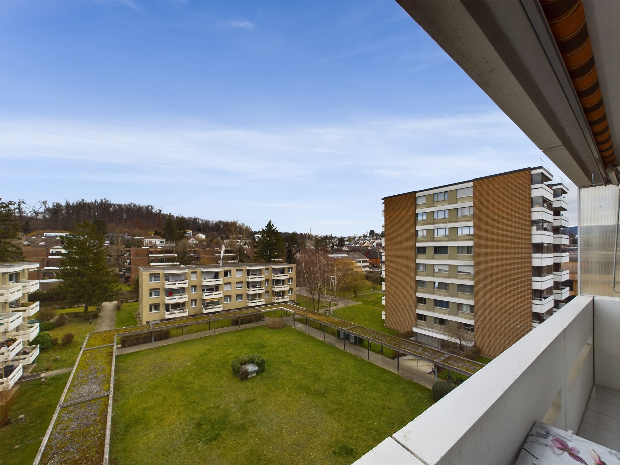 Balkon mit weitem Ausblick über Wohnanlage