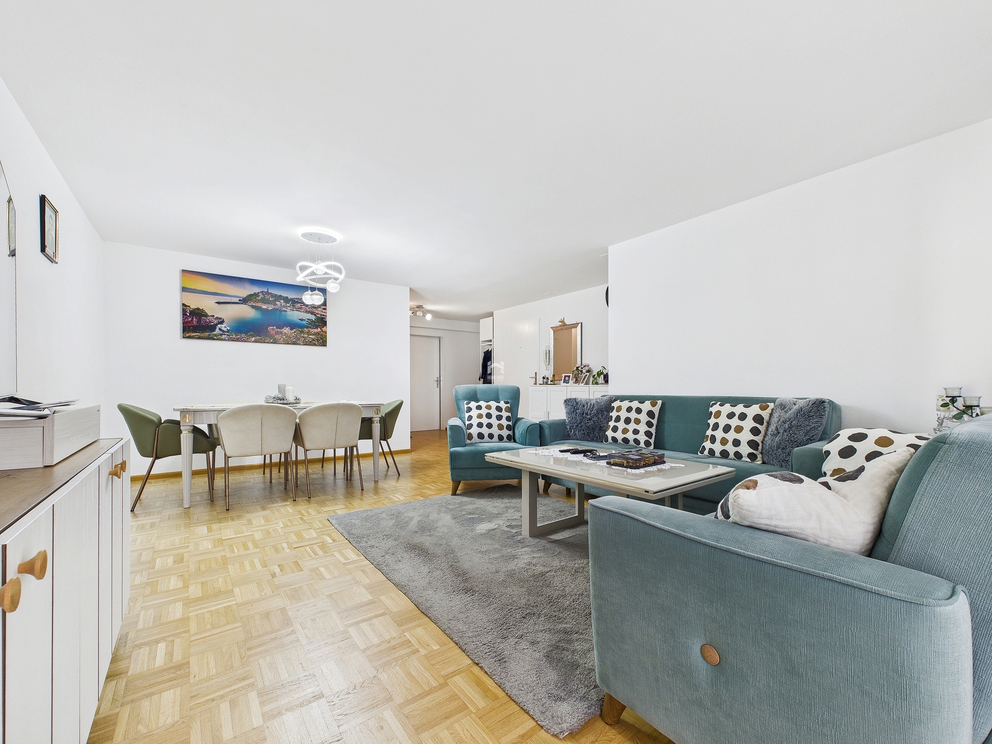 Helles Wohn- und Esszimmer mit moderner Einrichtung