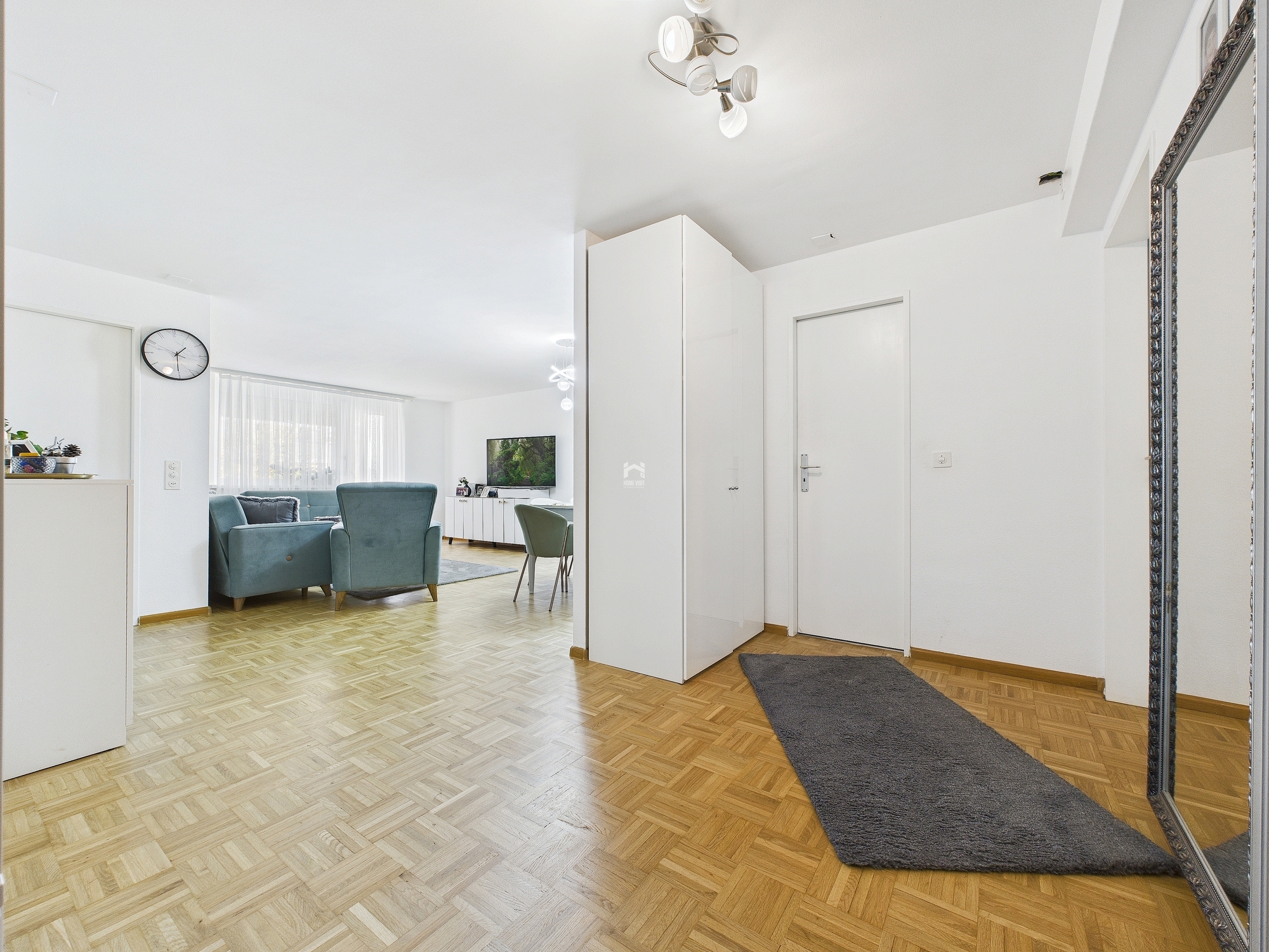 Heller Wohnbereich mit Flur und Zugang zum Wohnzimmer