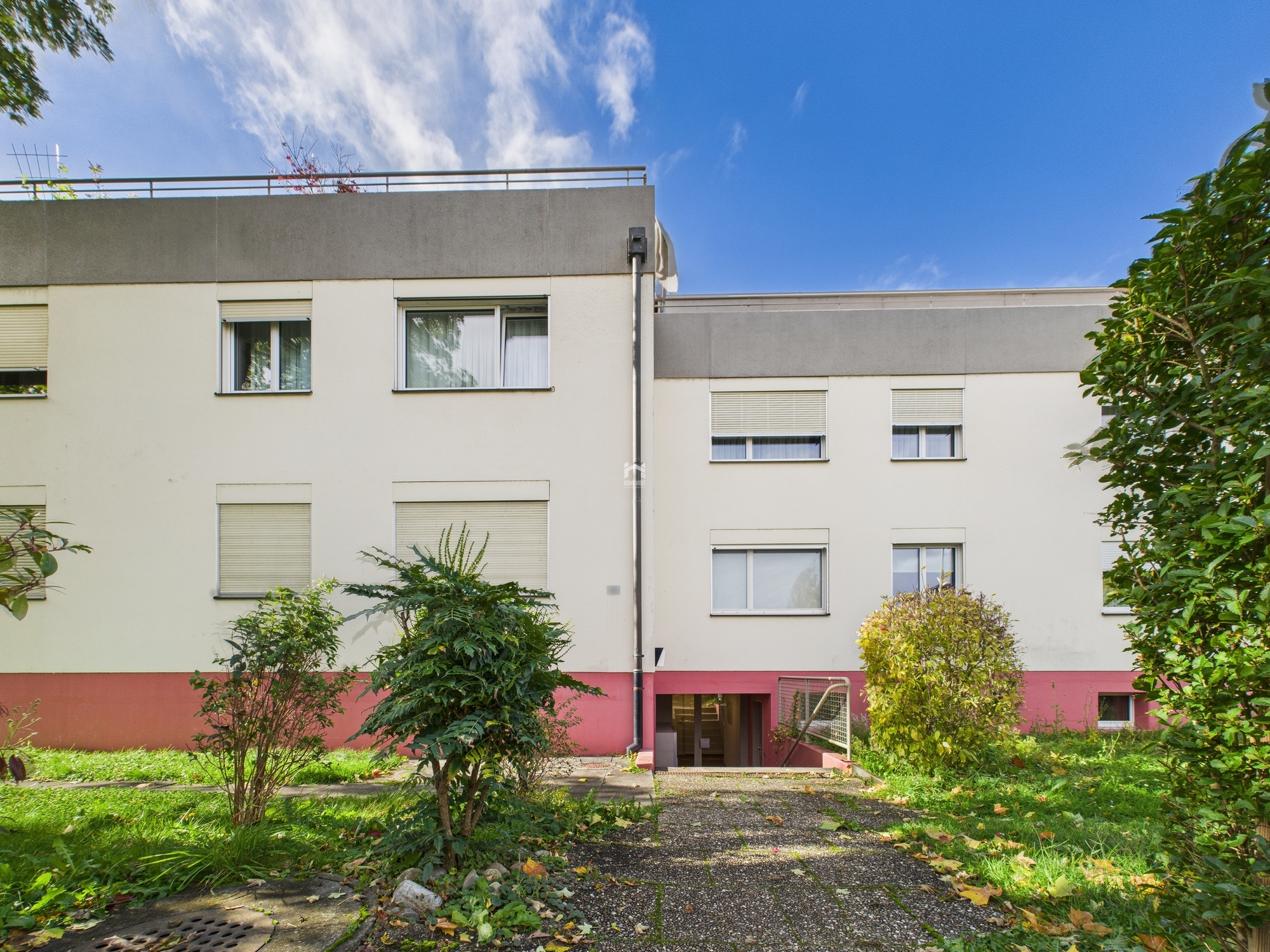 Mehrfamilienhaus mit Gartenansicht