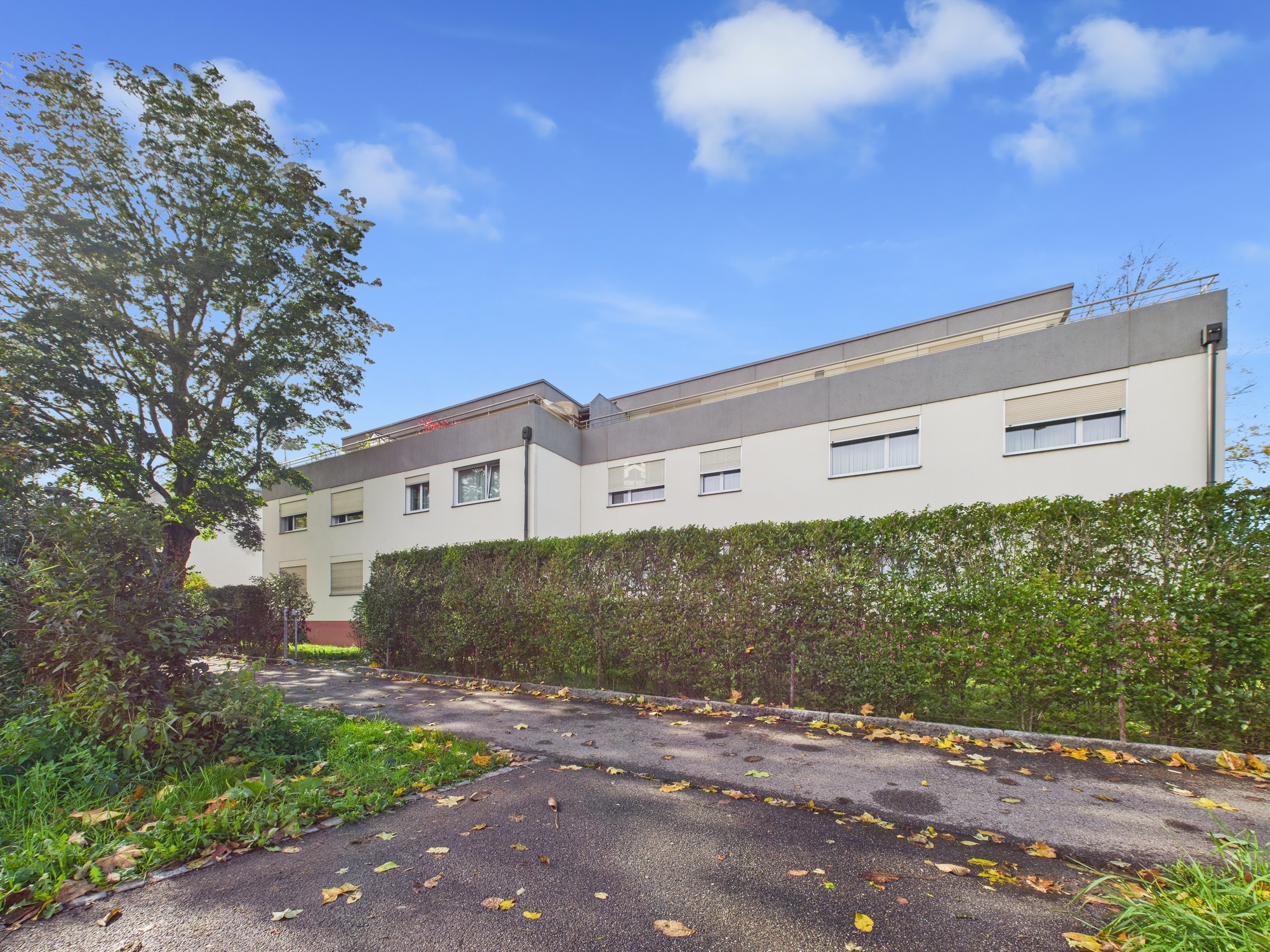 Mehrfamilienhaus mit begrüntem Umfeld