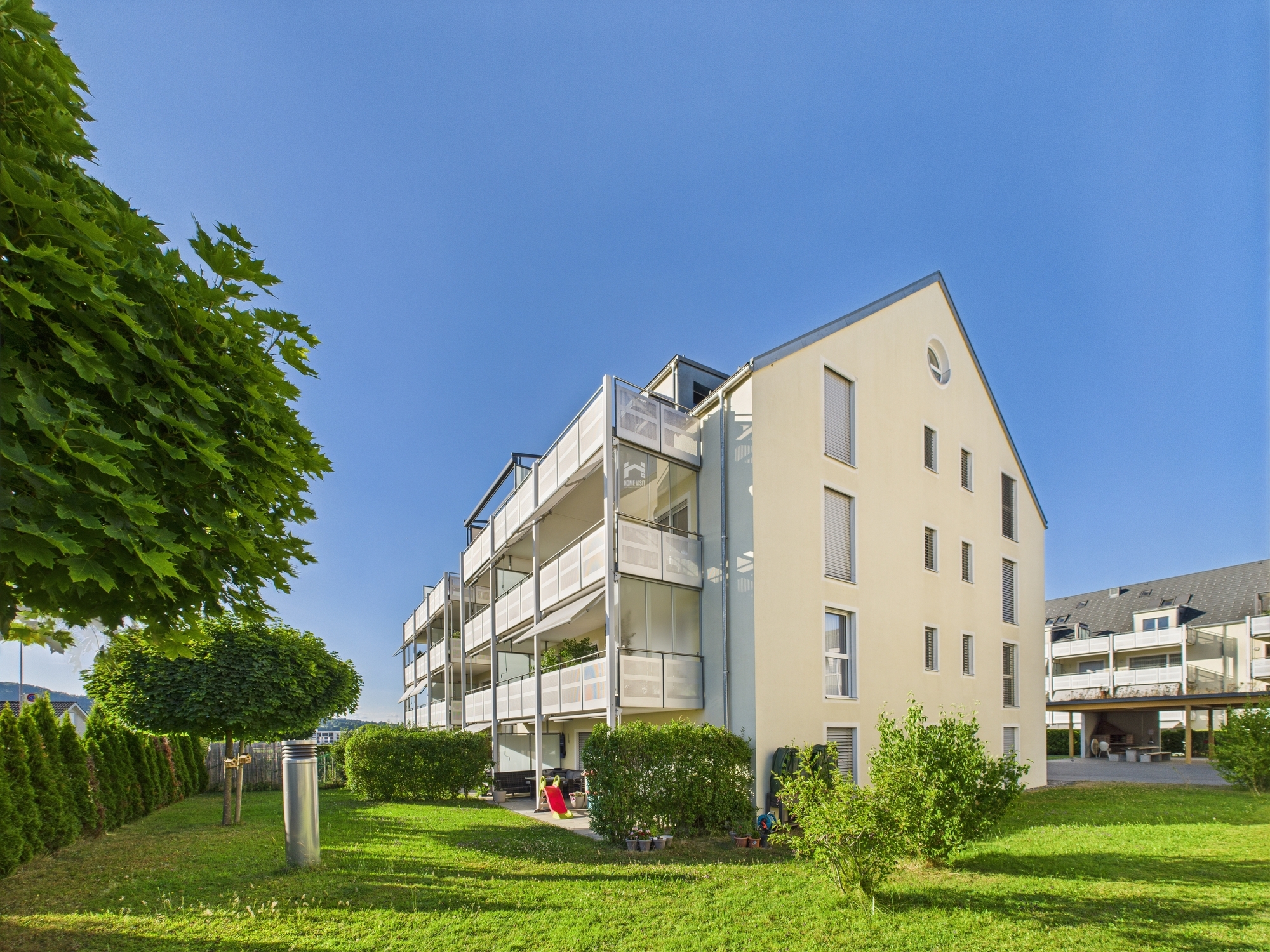 Moderne Wohnanlage mit Balkonen und Grünfläche