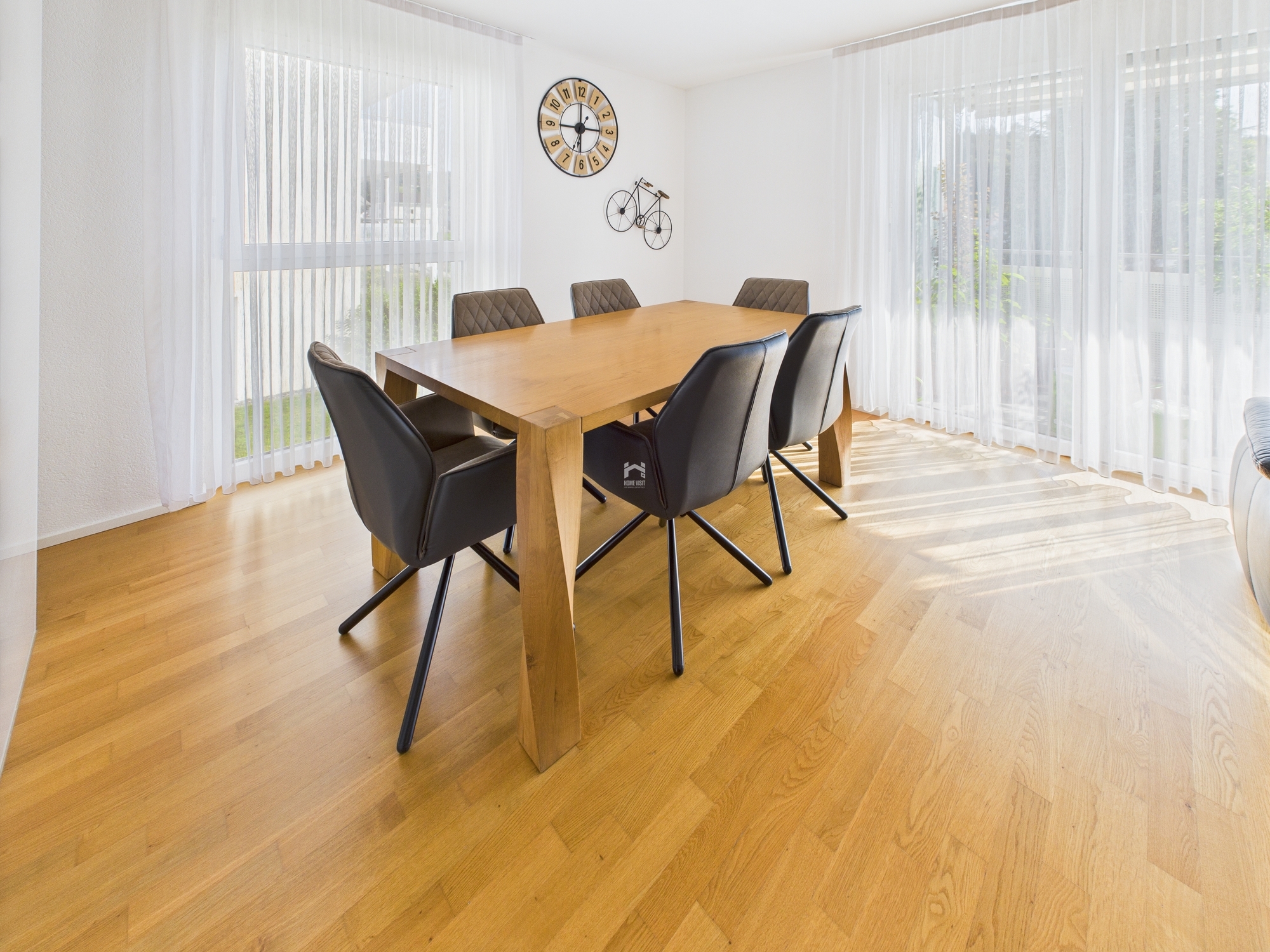 Heller Essbereich mit großem Holztisch