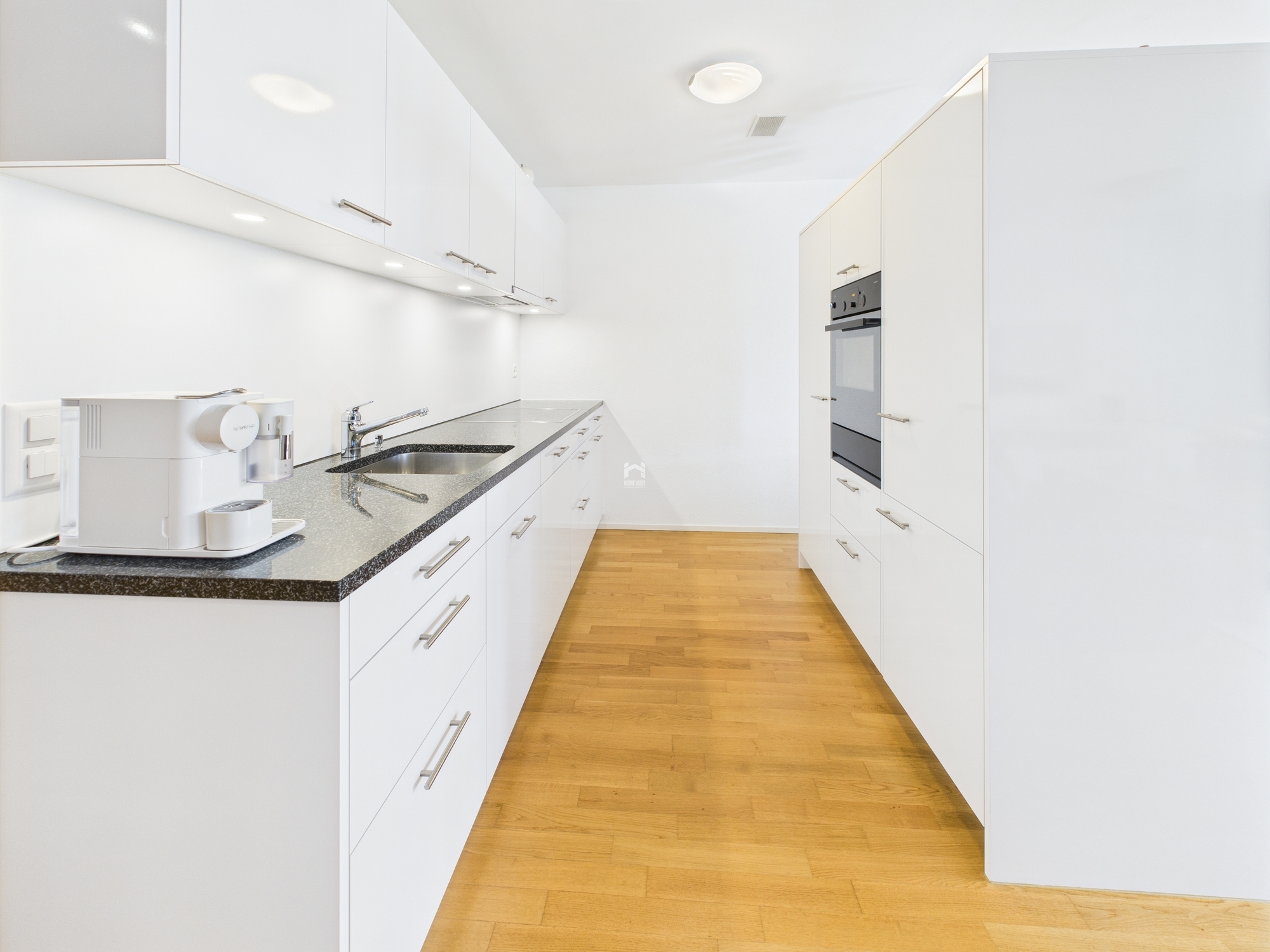 Moderne, helle Küche mit weißen Fronten