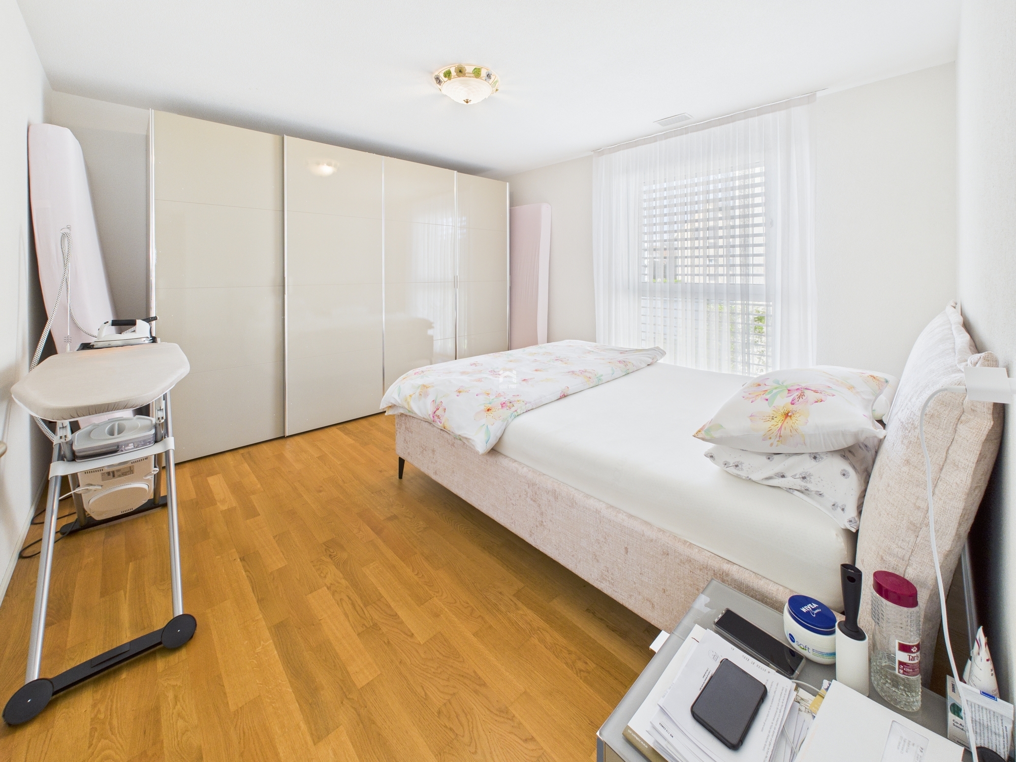 Helles Schlafzimmer mit Einbauschrank