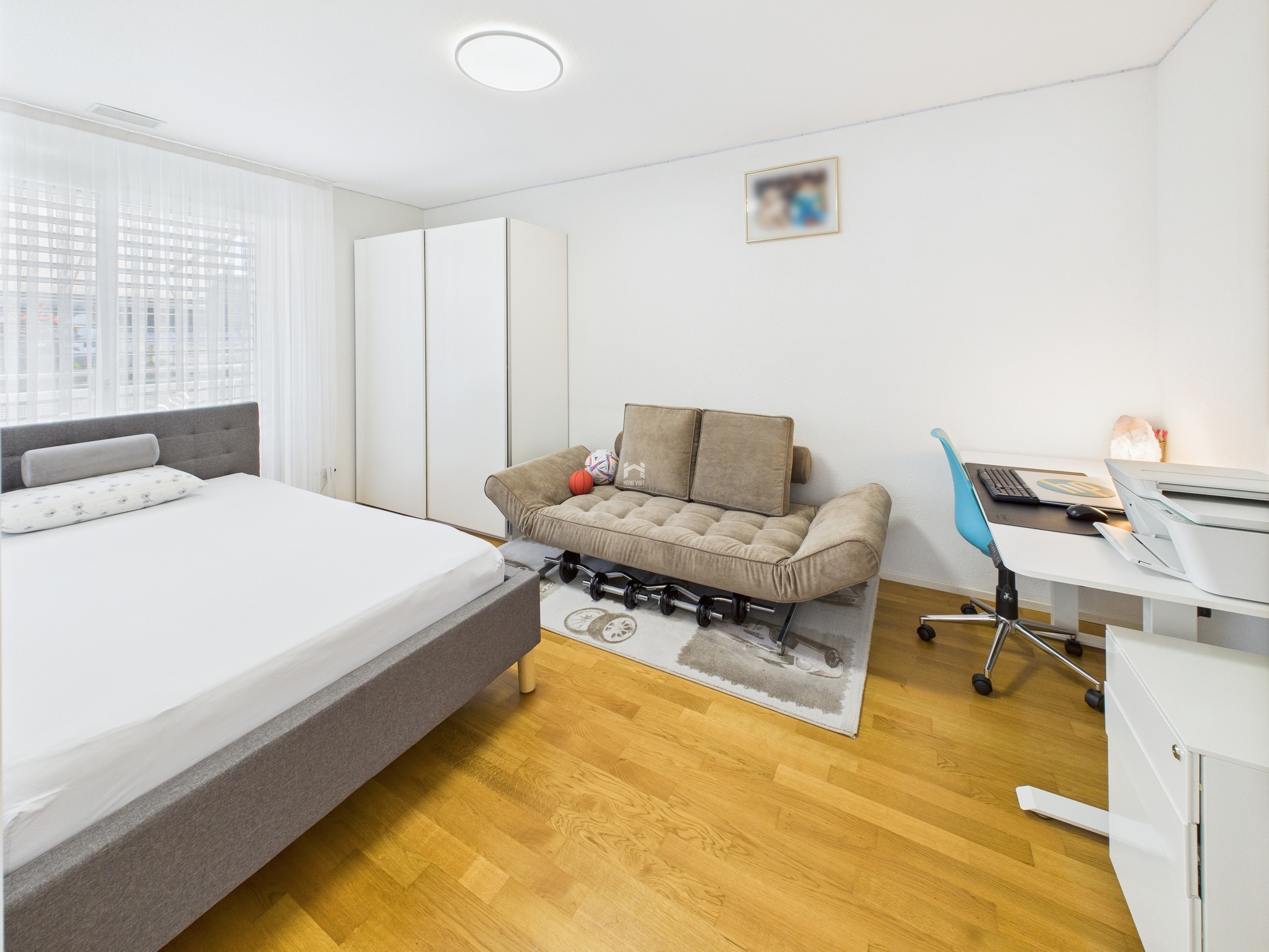 Helles Schlafzimmer mit Arbeitsbereich