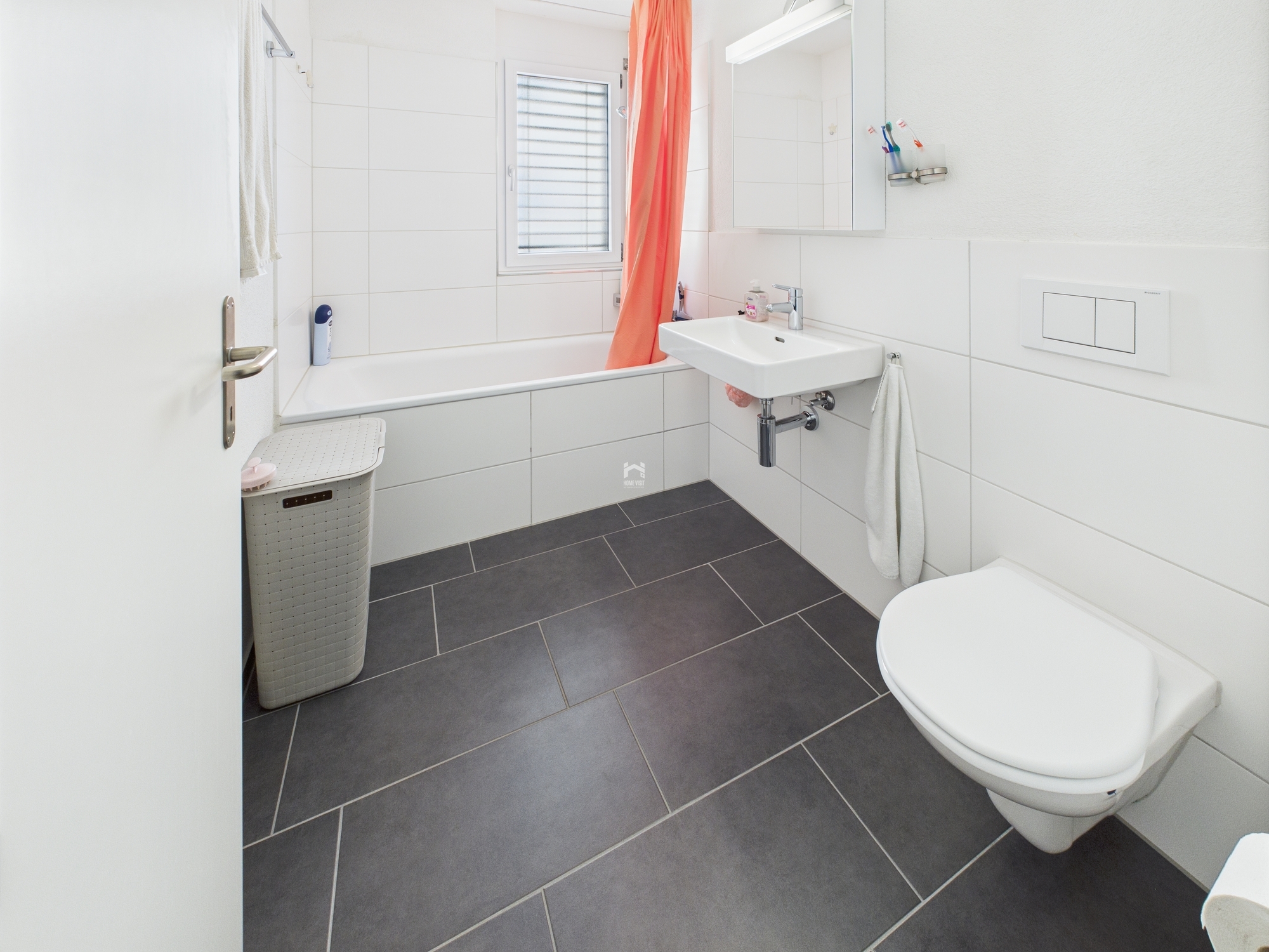 Helles Badezimmer mit Badewanne und WC
