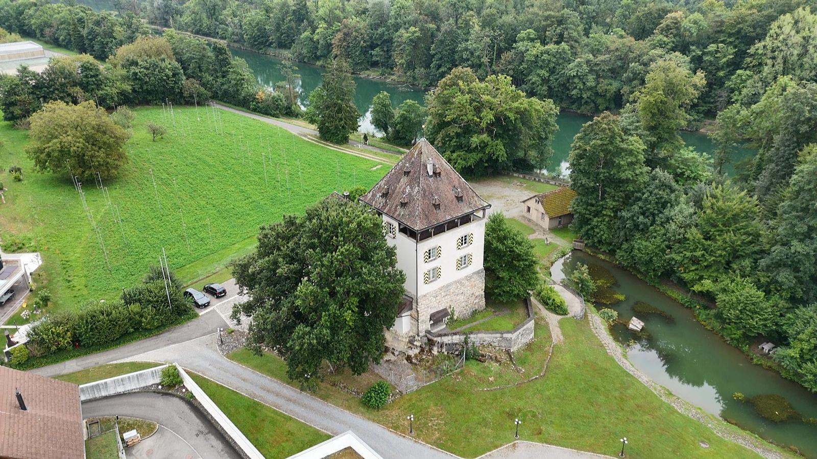 Luftaufnahme eines historischen Gebäudes am Fluss