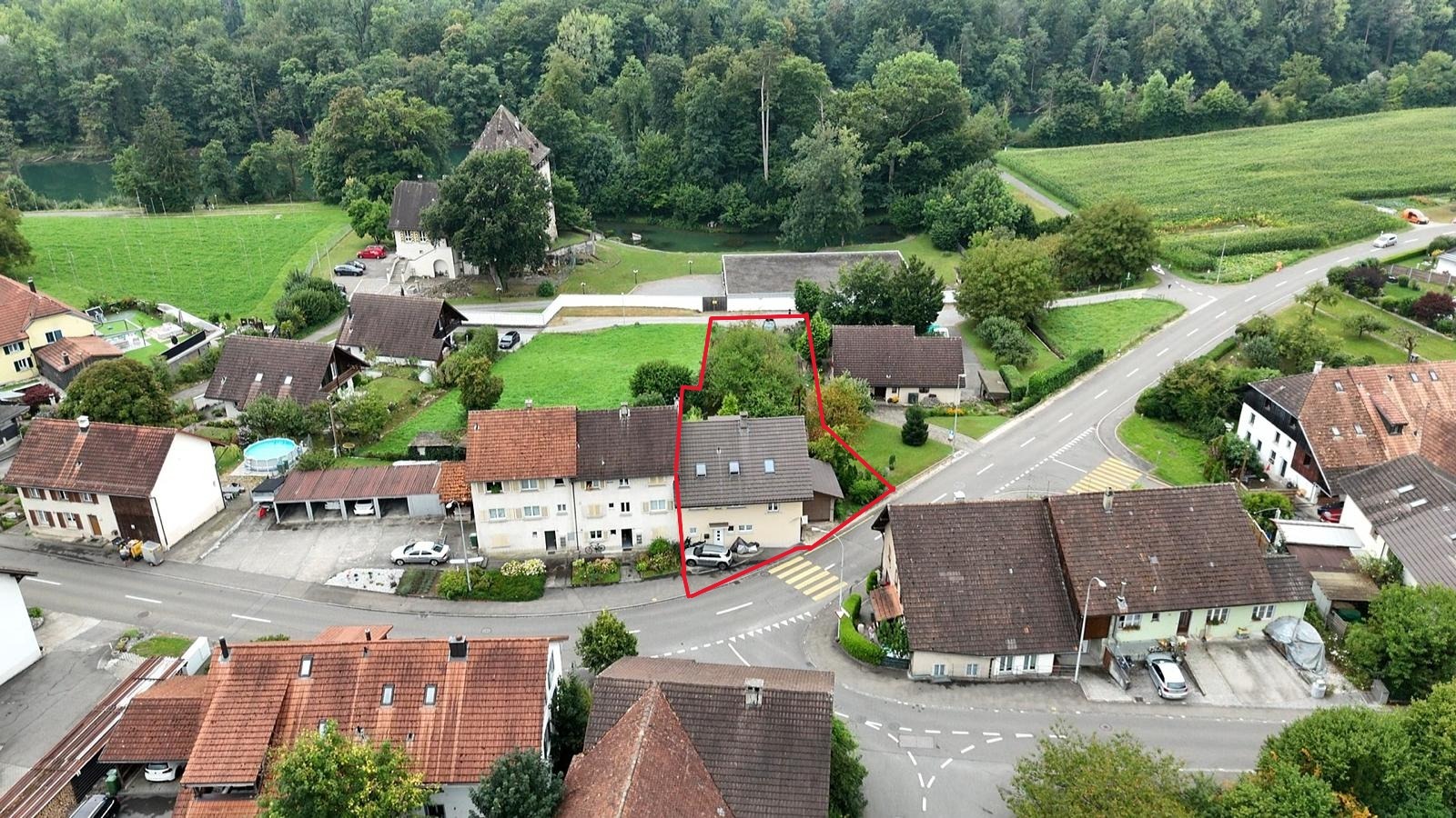 Luftaufnahme eines Wohngebiets mit markiertem Grundstück