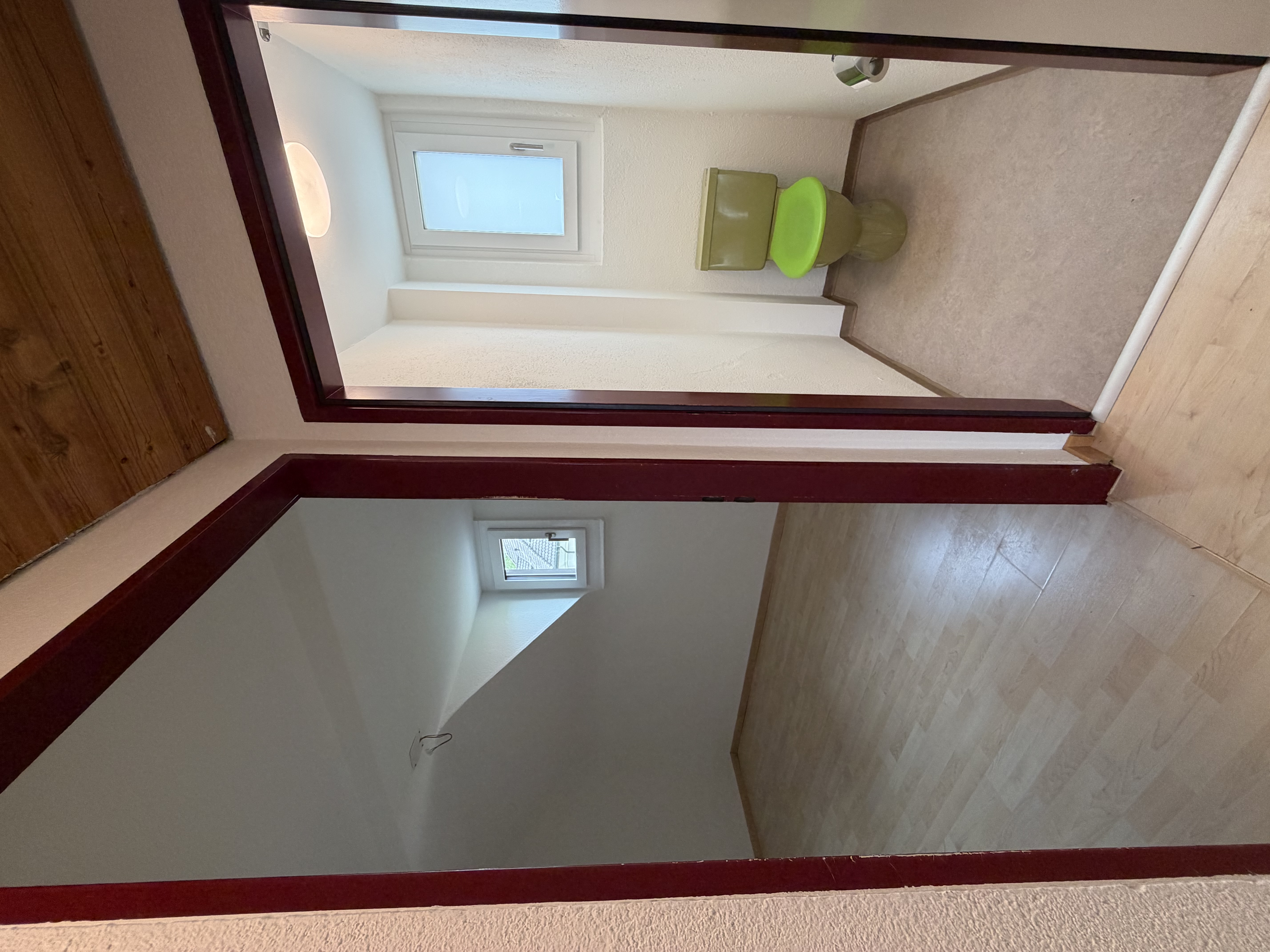 Flur mit Blick auf separates WC und Nebenraum