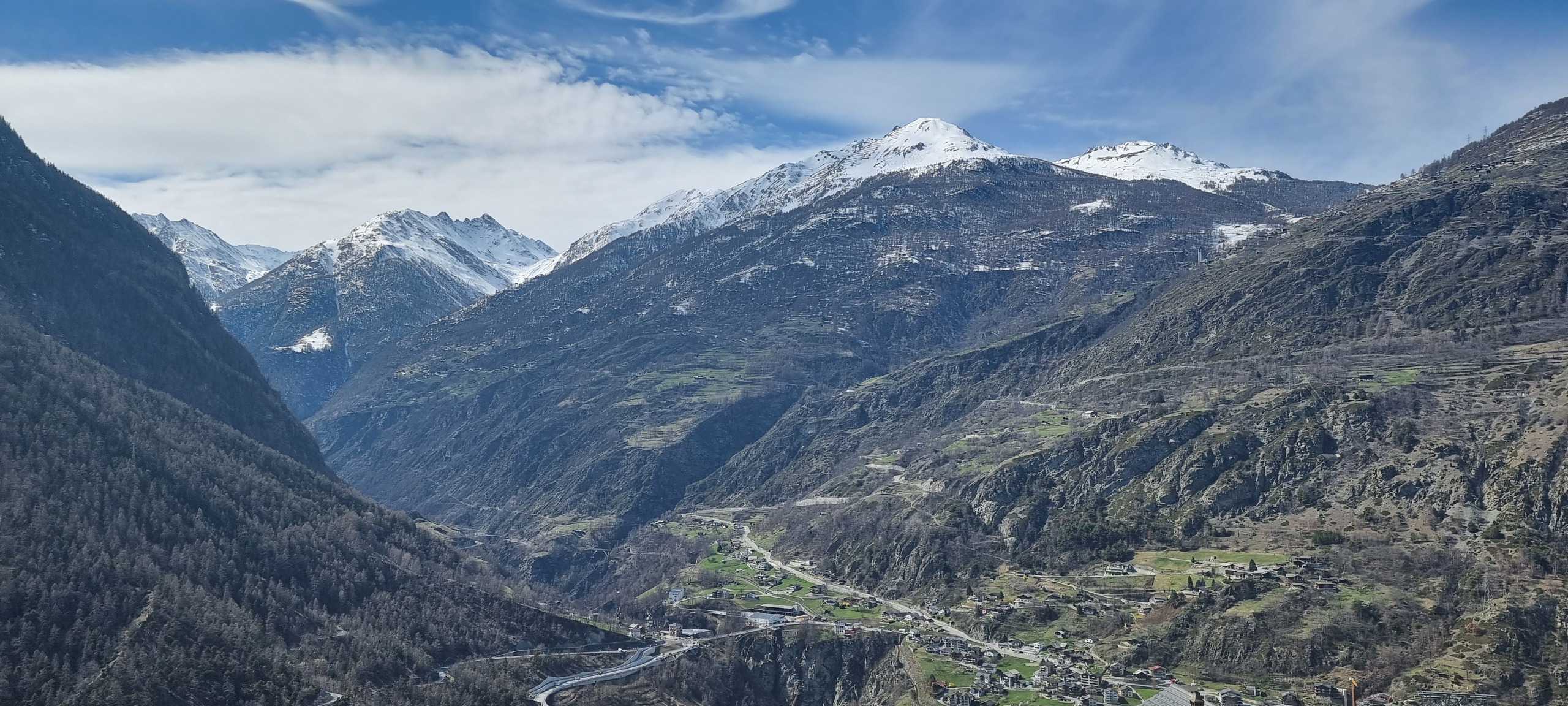 Bergpanorama mit verschneiten Gipfeln