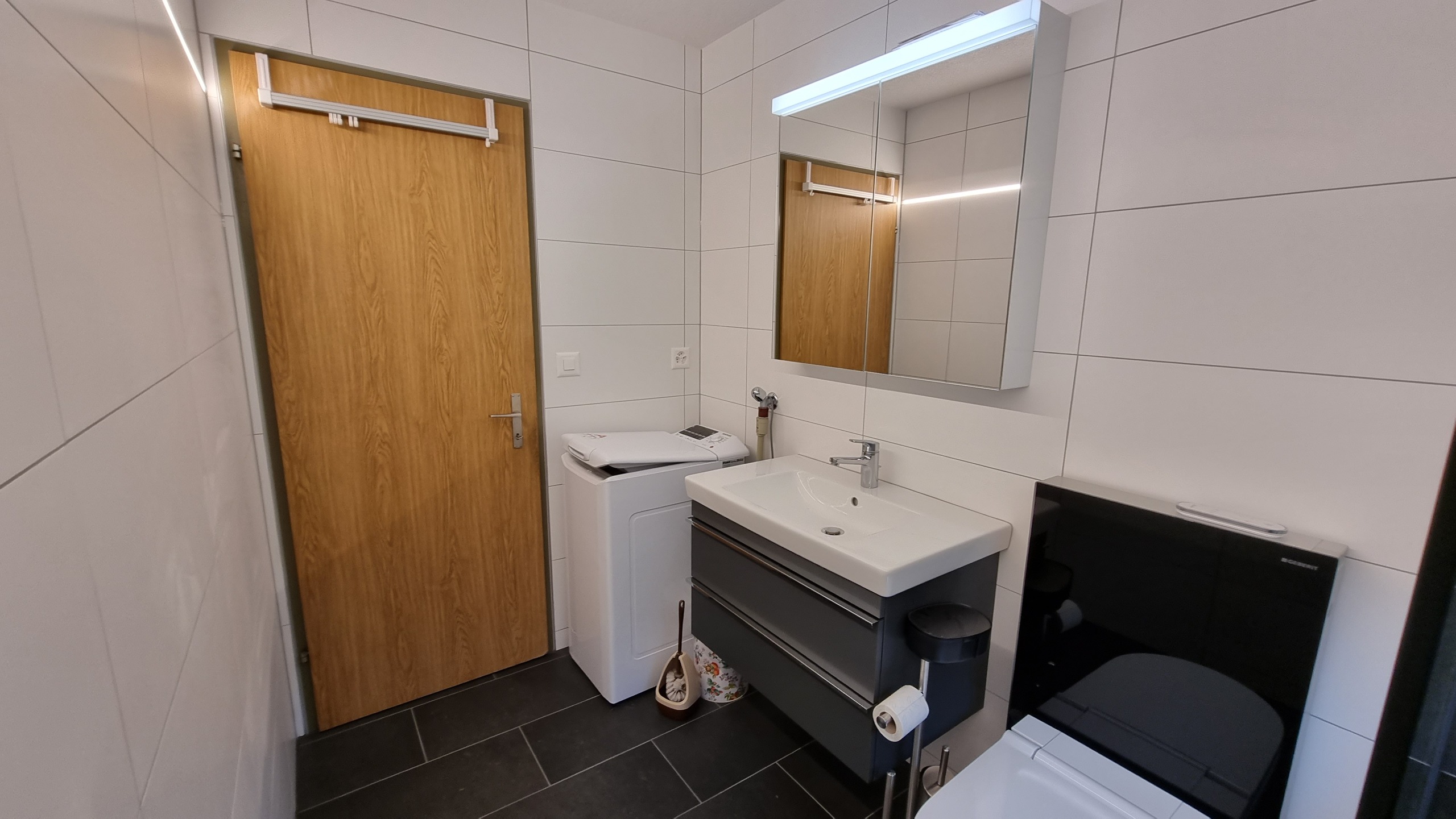 Modernes Badezimmer mit WC und Waschtisch