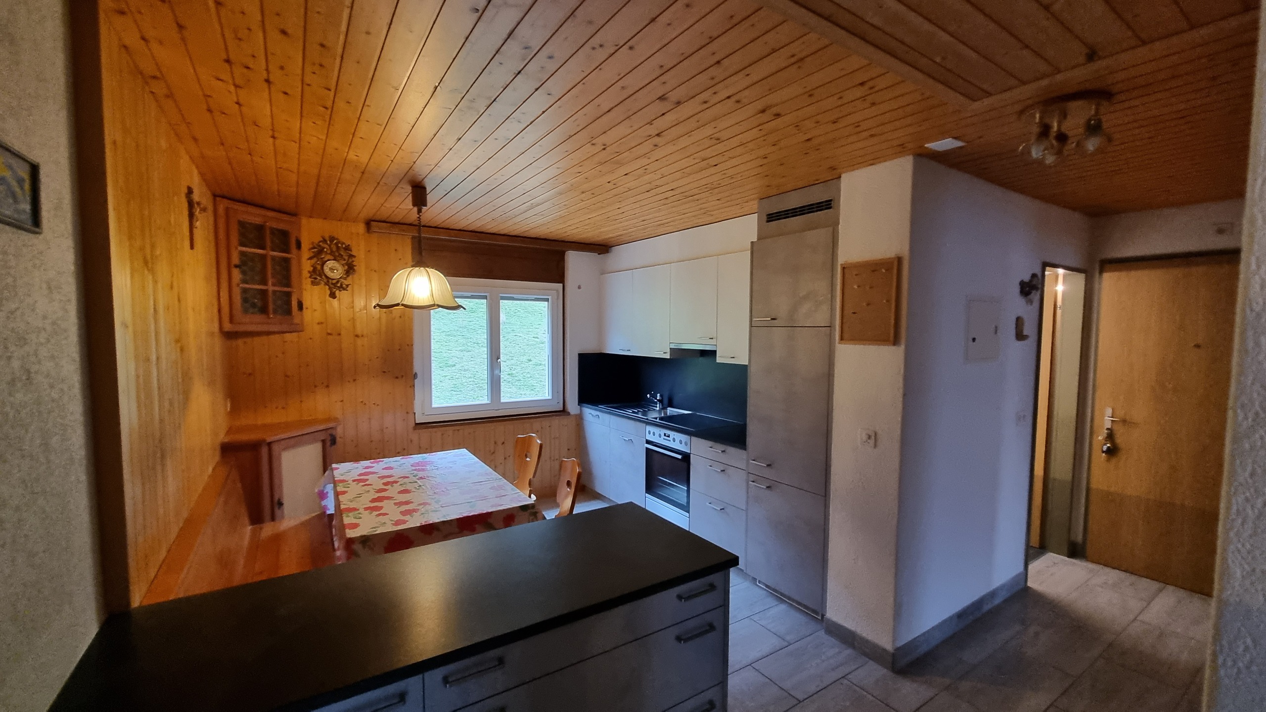 Rustikale Küche mit Holzdecke