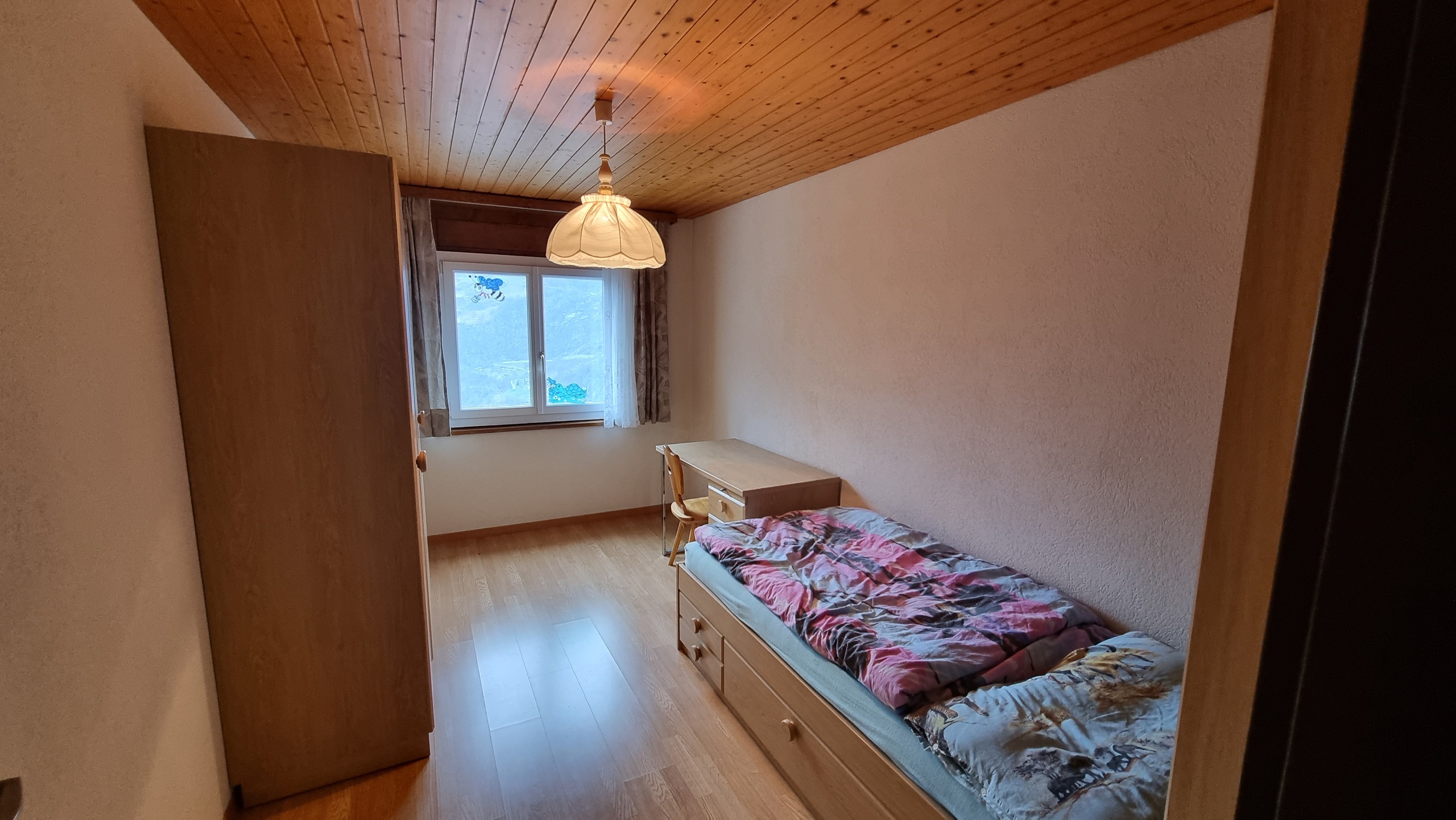 Kleines Schlafzimmer mit Holzdecke