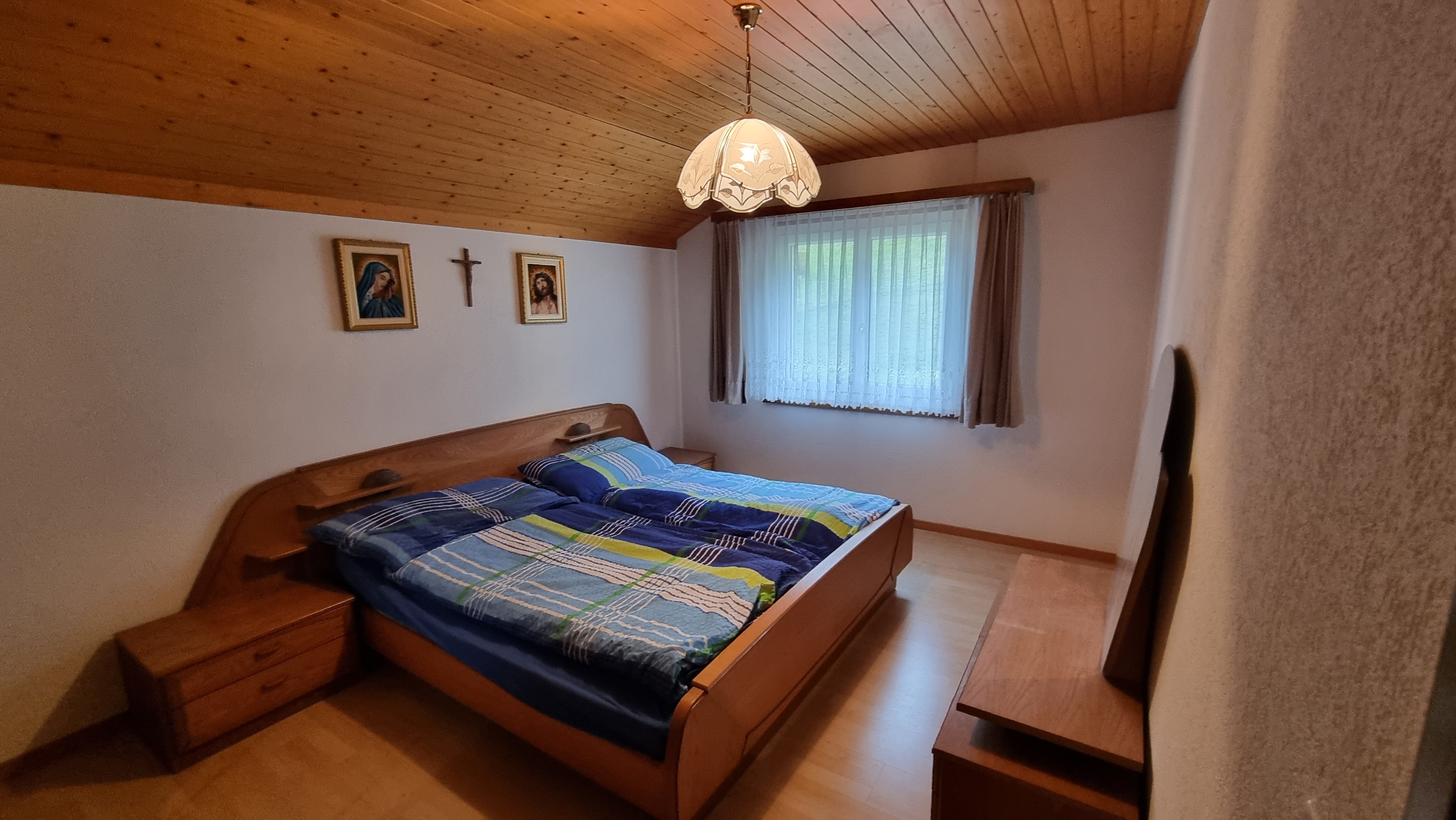 Schlafzimmer mit Holzbalkendecke