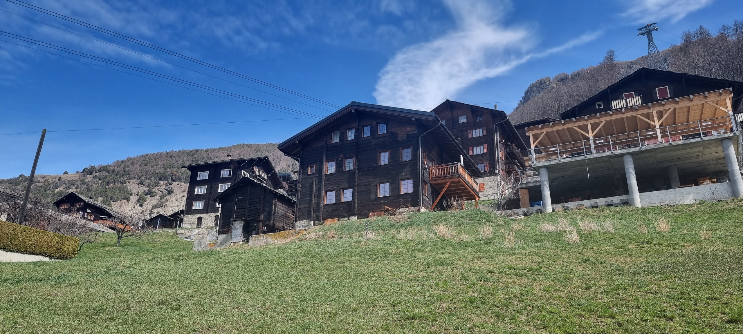 Alpine Häuser mit Bergkulisse