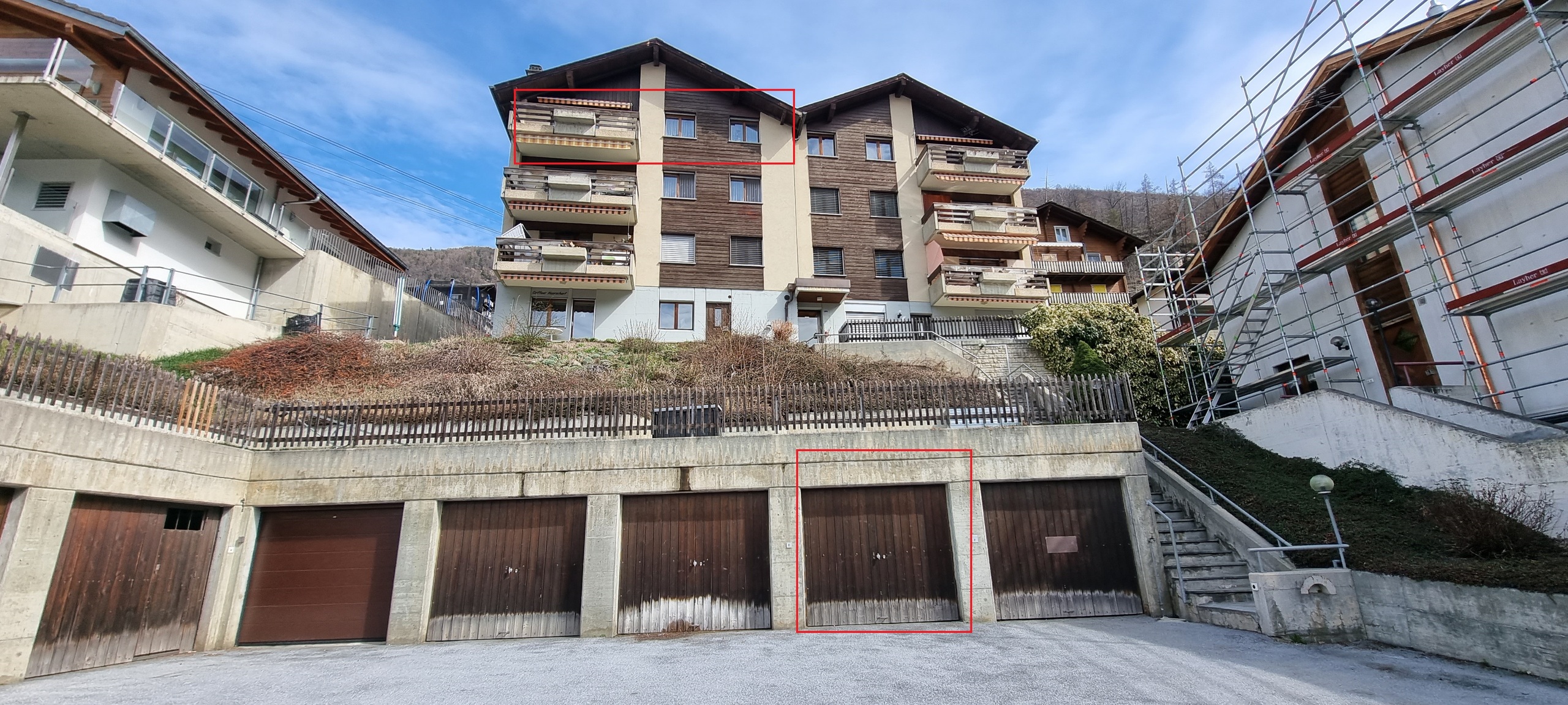 Mehrfamilienhaus in Hanglage mit Garagen und Balkonen