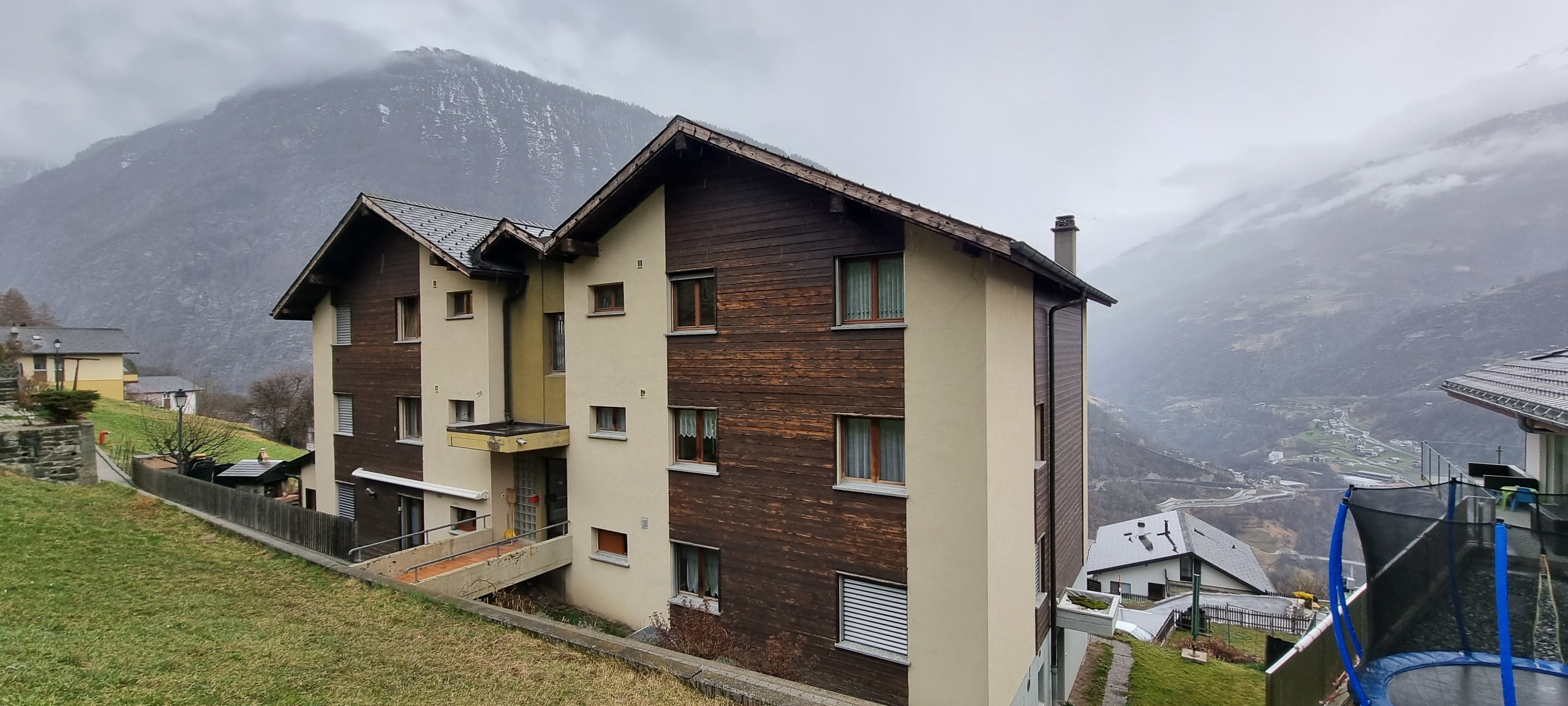 Alpines Mehrfamilienhaus mit Bergblick