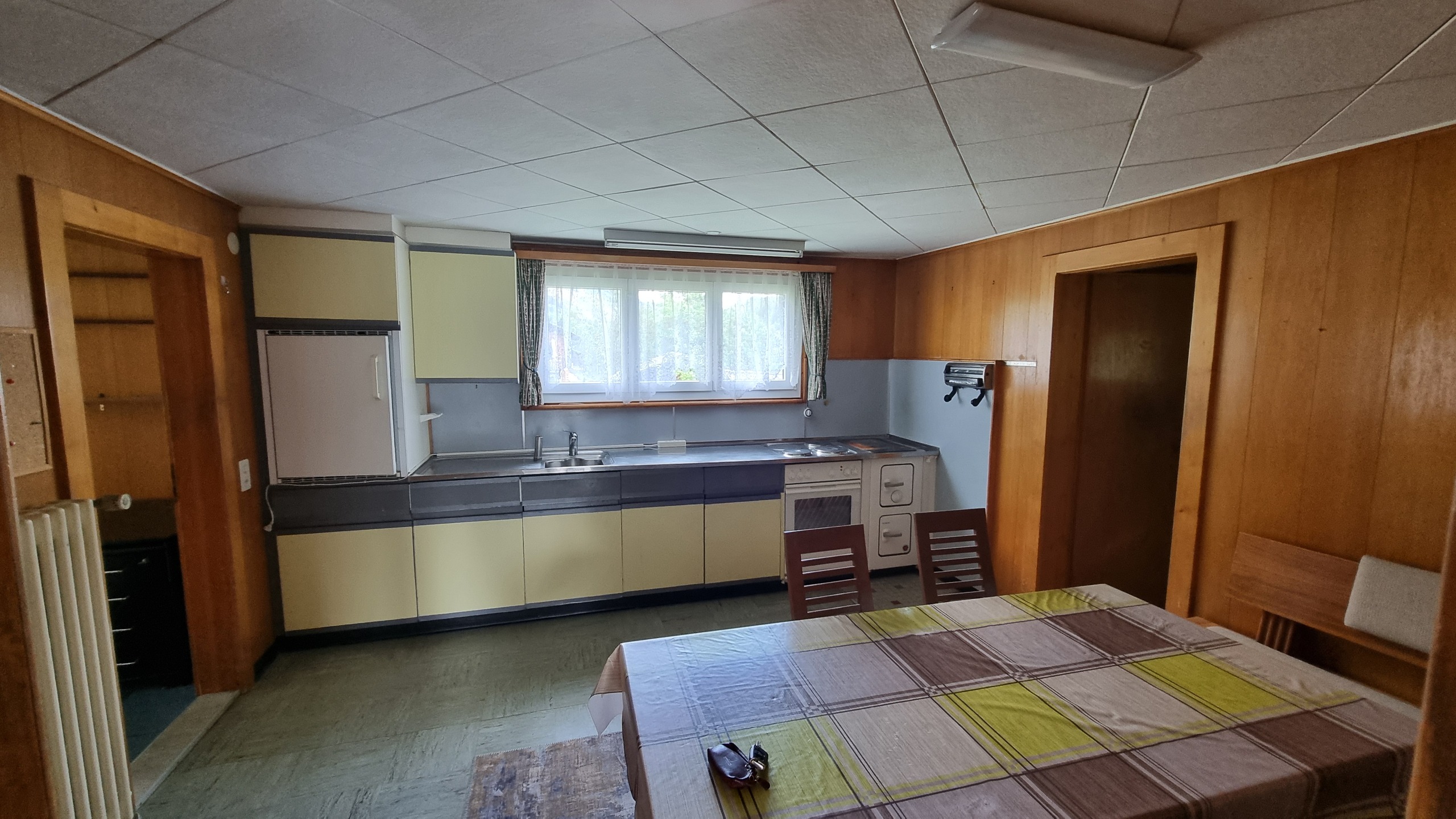 Küche mit Essbereich in älterem Zustand