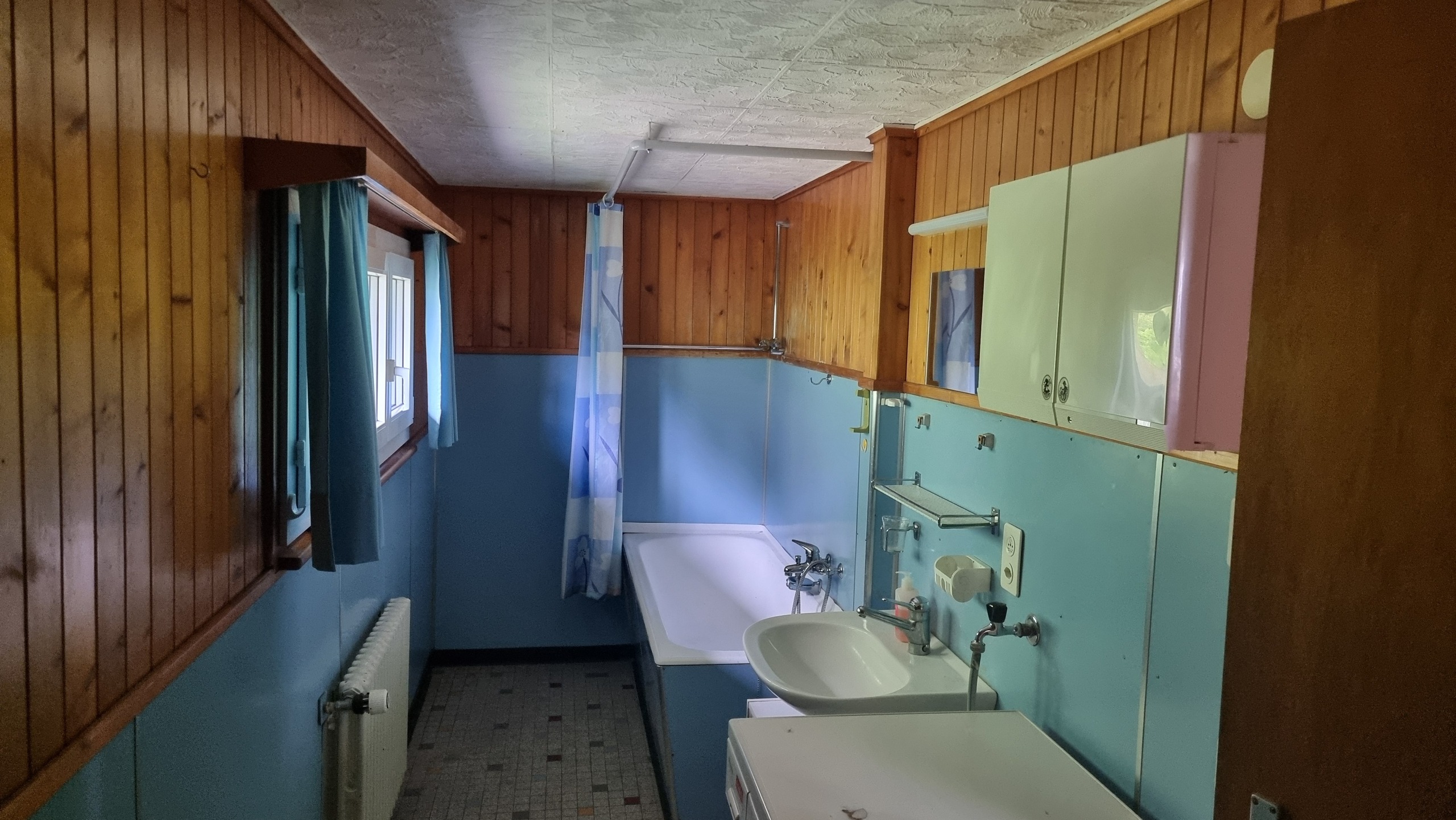 Kleines Badezimmer mit Holzverkleidung