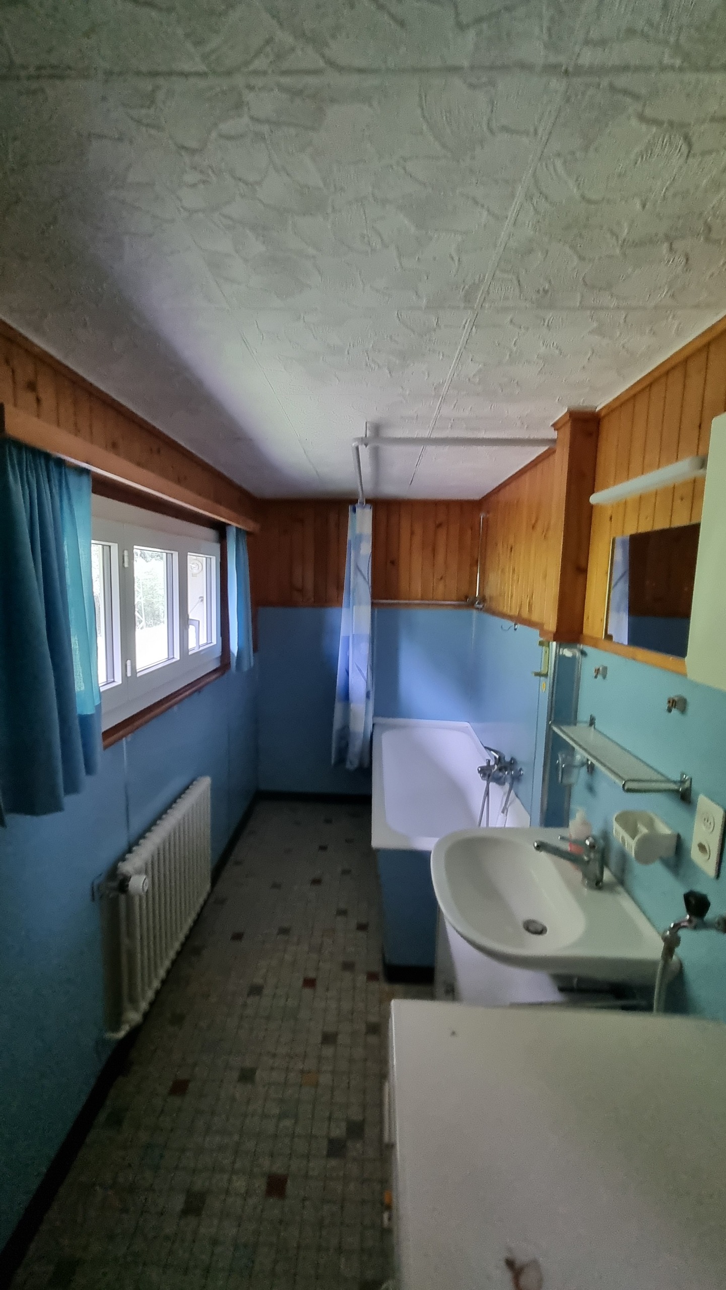 Altmodisches Badezimmer mit Badewanne und Waschtisch
