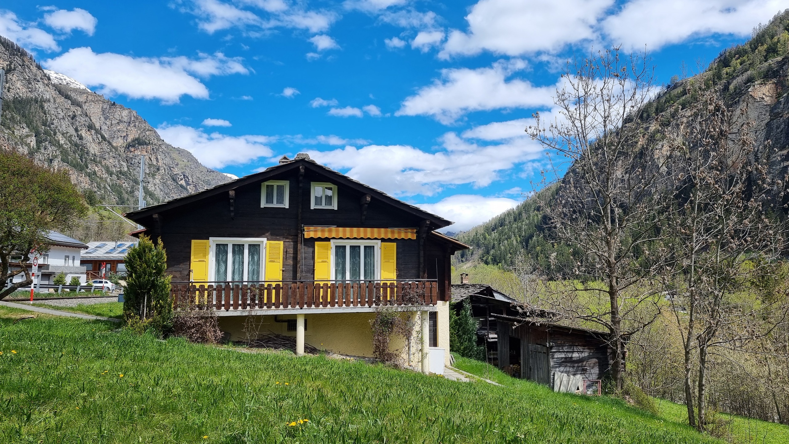 Alpenhaus mit Balkon und Bergblick