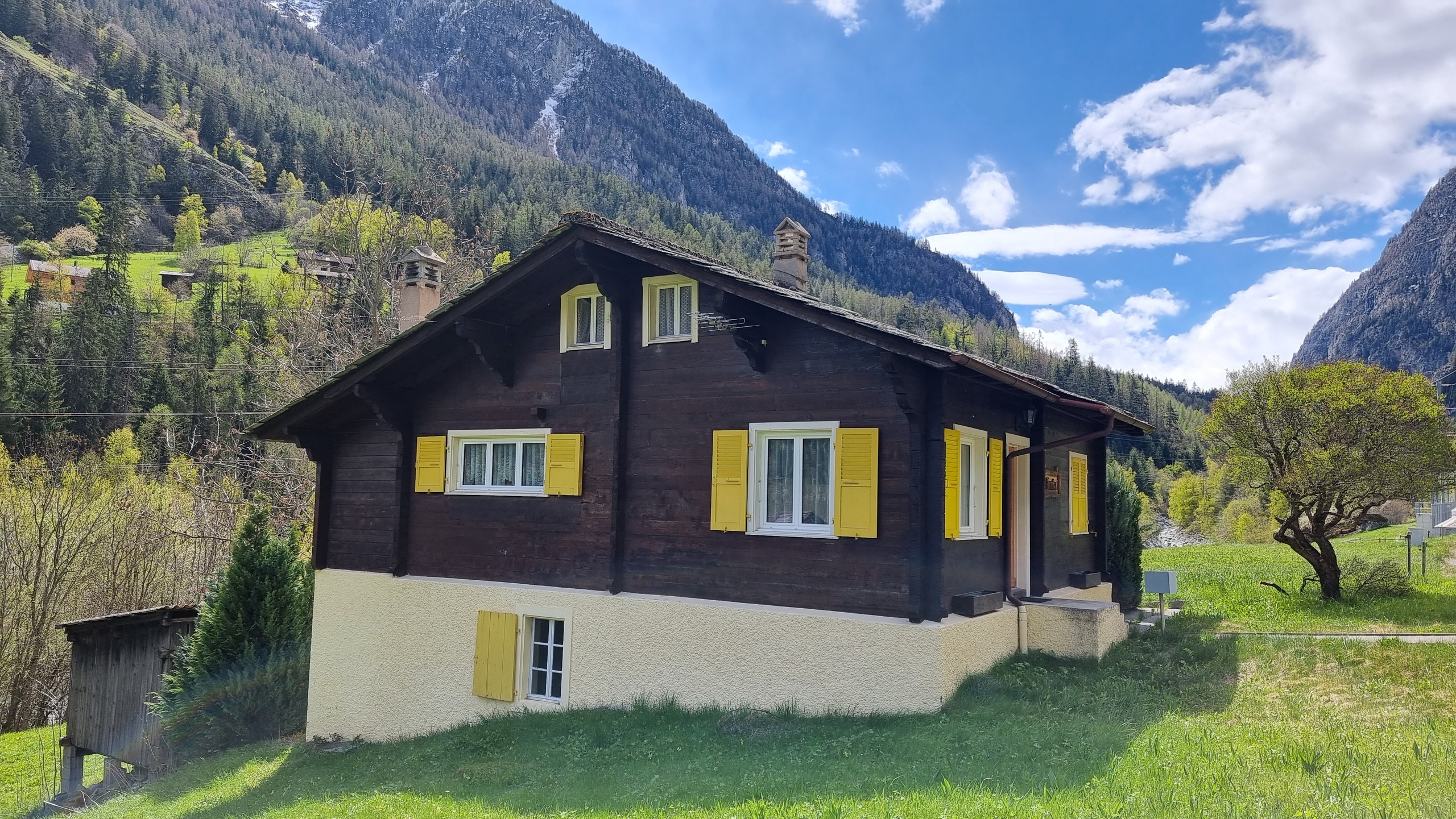 Bergchalet mit gelben Fensterläden