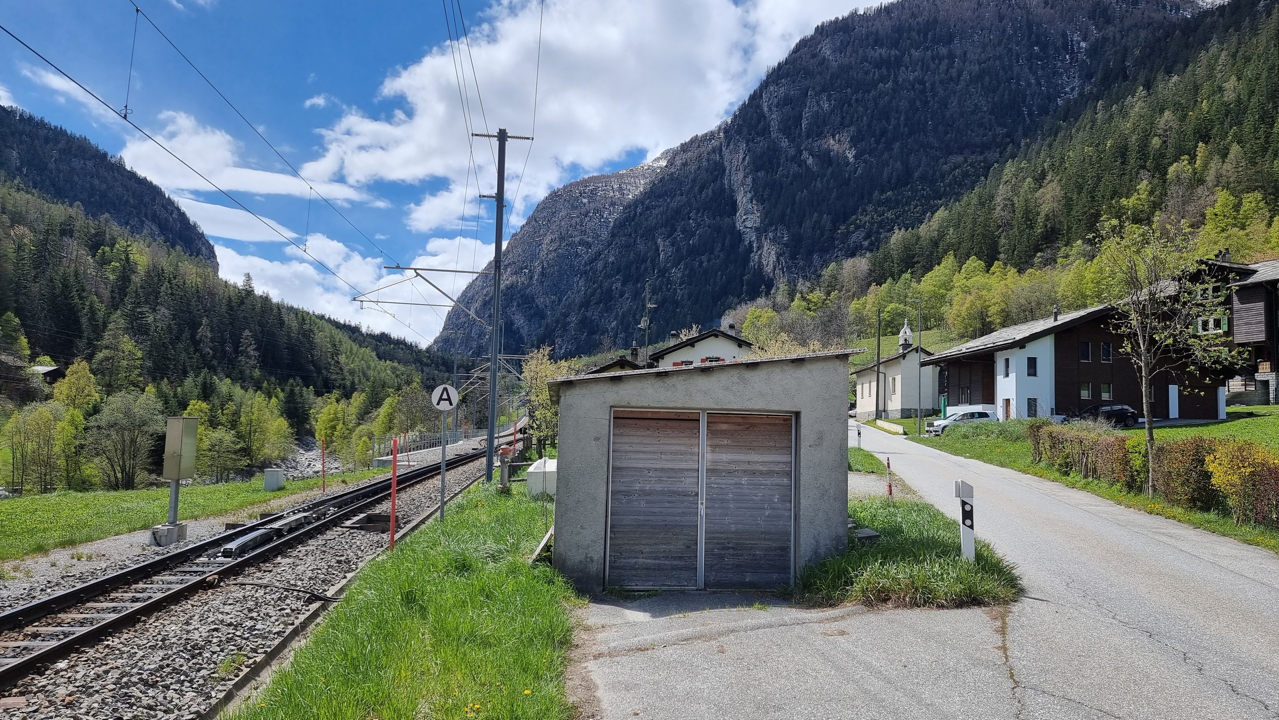 Bergdorf mit Bahntrasse im Tal