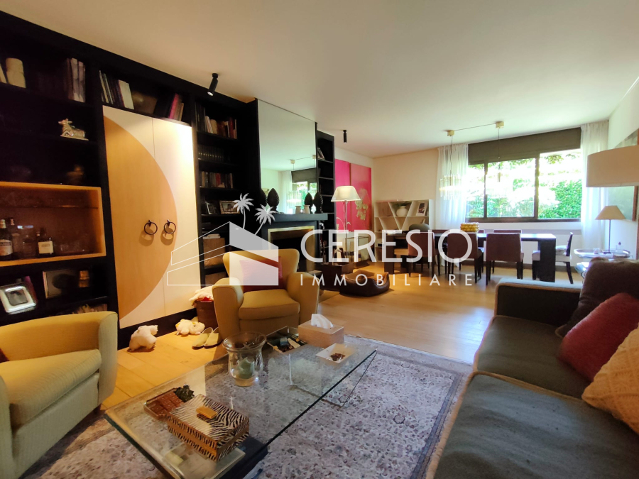 Gemütliches Wohnzimmer mit Essbereich