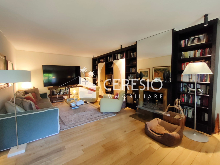 Wohnzimmer mit Bücherwand und Kamin
