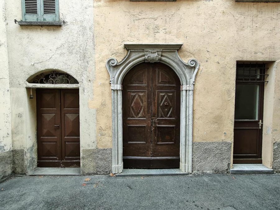 Historische Hausfassade mit mehreren Türen