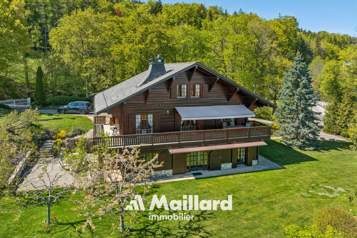 Holzchalet in grüner Hanglage
