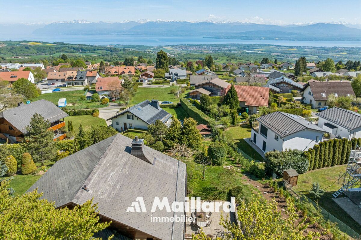 Panoramablick über Wohngebiet mit See und Bergen