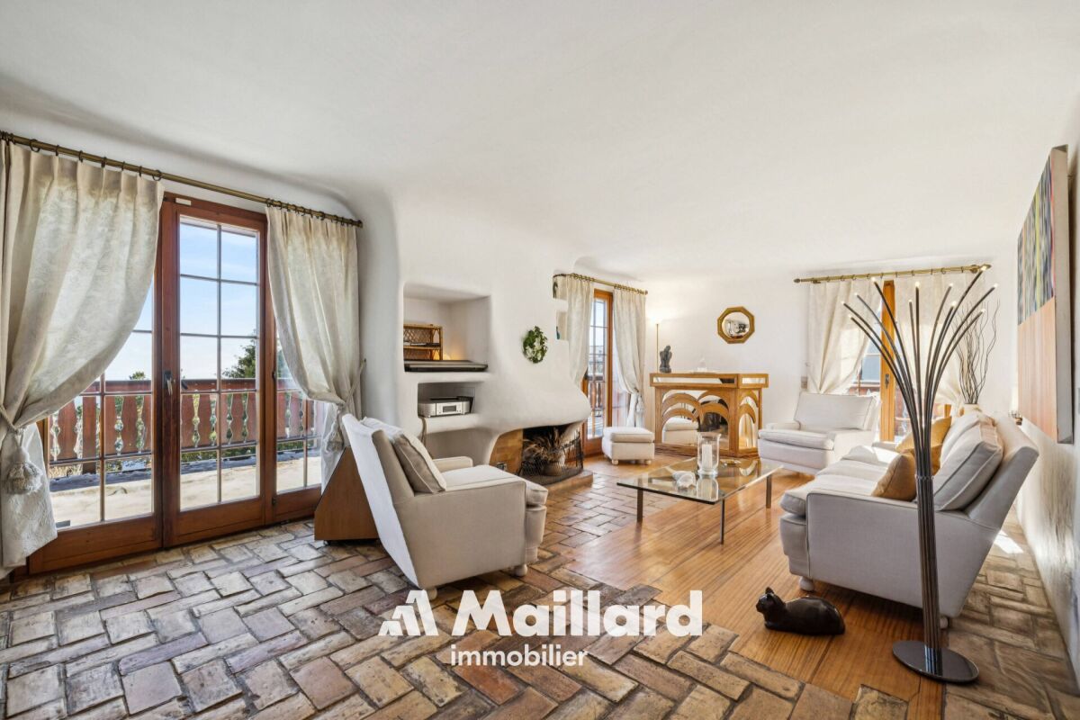 Heller Wohnraum mit Balkon und Kamin