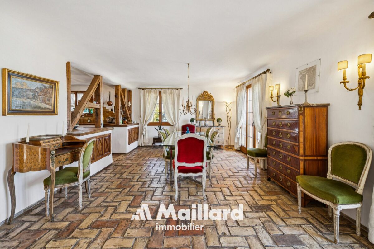 Esszimmer mit antikem Interieur