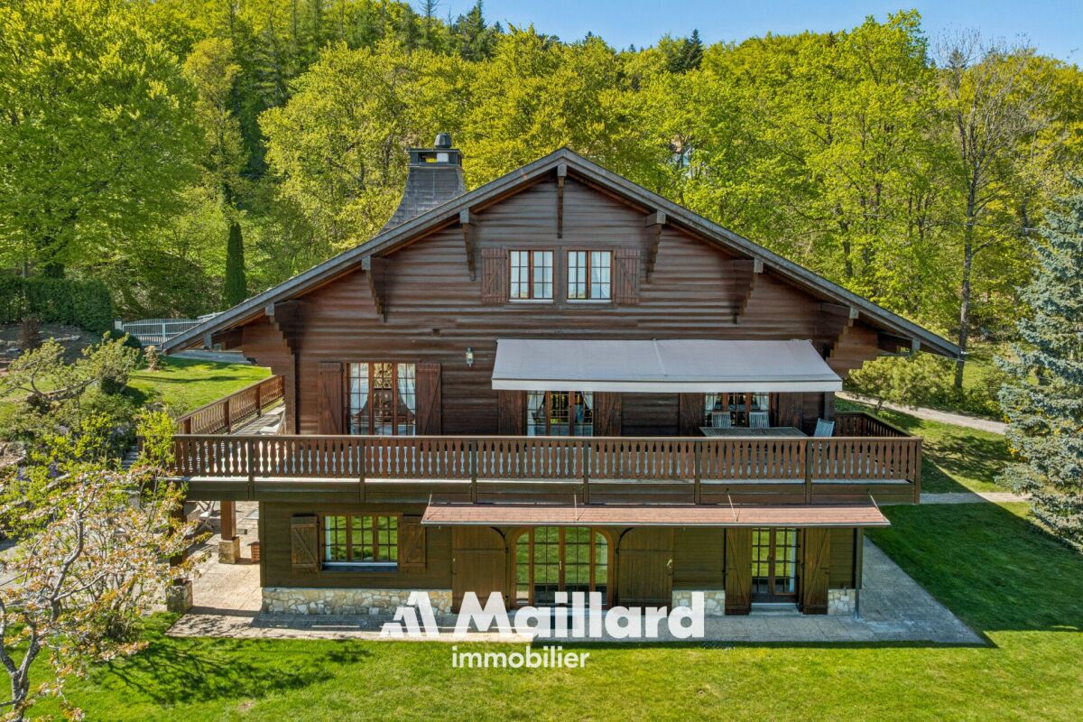 Alpines Holzhaus mit großer Terrasse