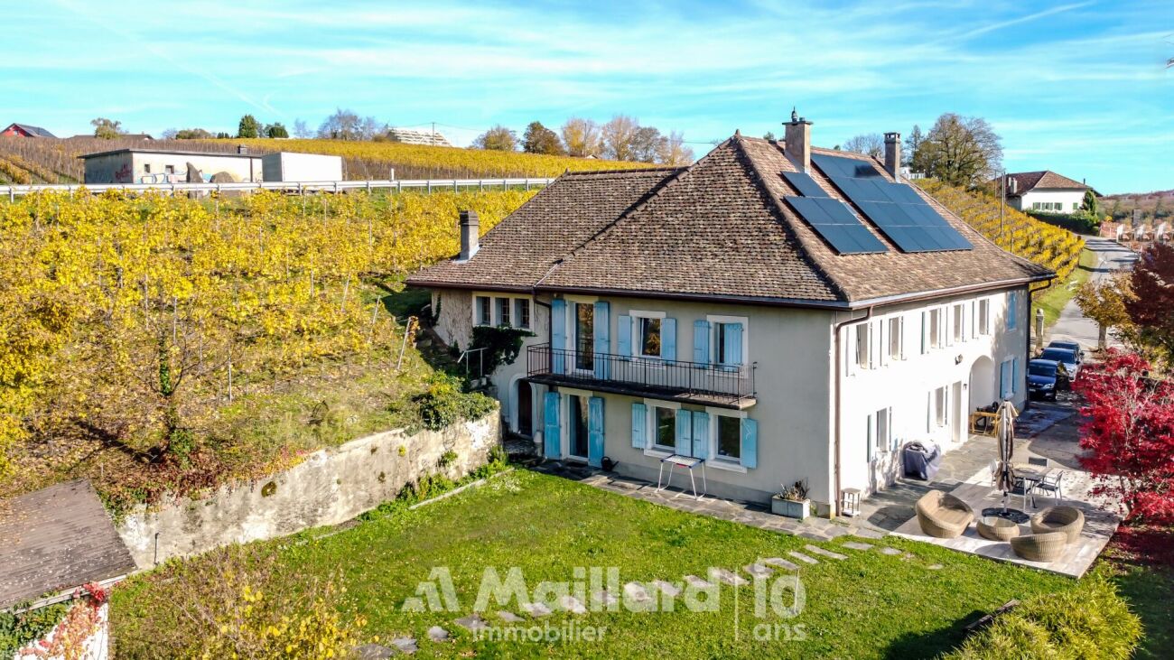 Weinberghaus mit Garten und Solarpaneelen