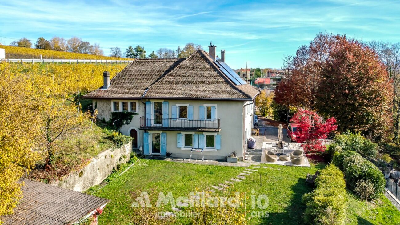 Haus mit Garten und Terrasse in herbstlicher Umgebung