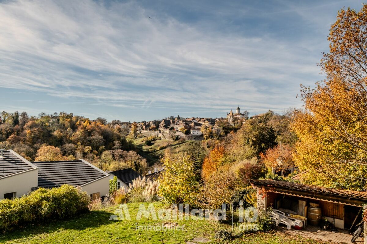 Weitblick über Garten und Hügellandschaft