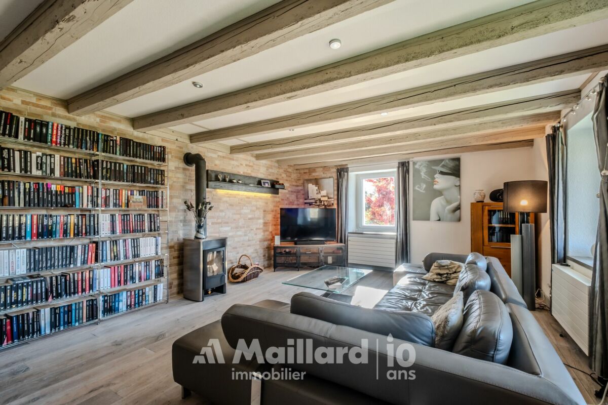 Gemütliches Wohnzimmer mit Kamin und Bücherregal