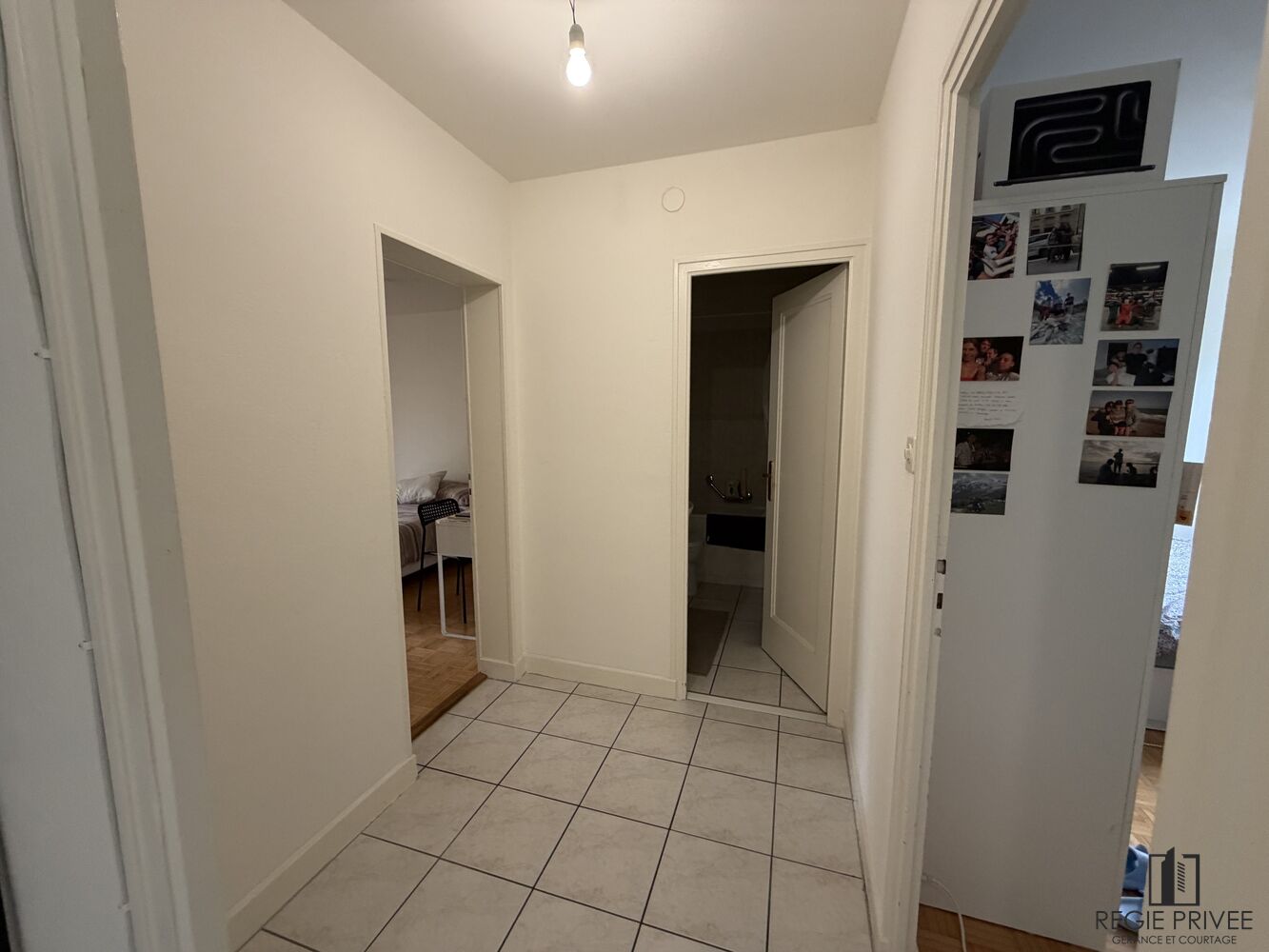 Flur mit Blick in angrenzende Räume