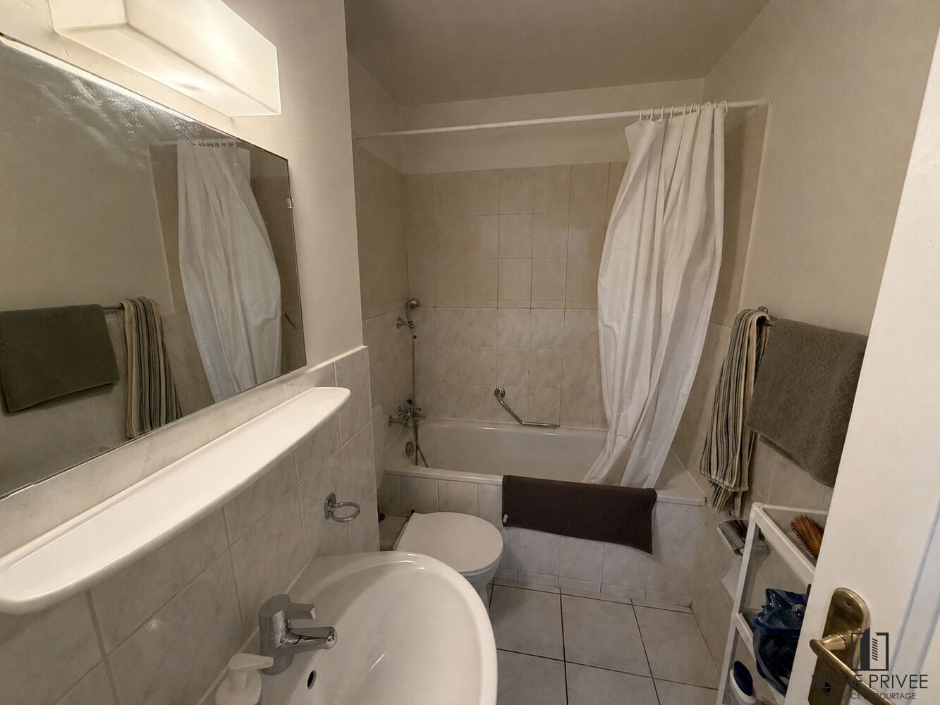 Badezimmer mit Wanne und WC