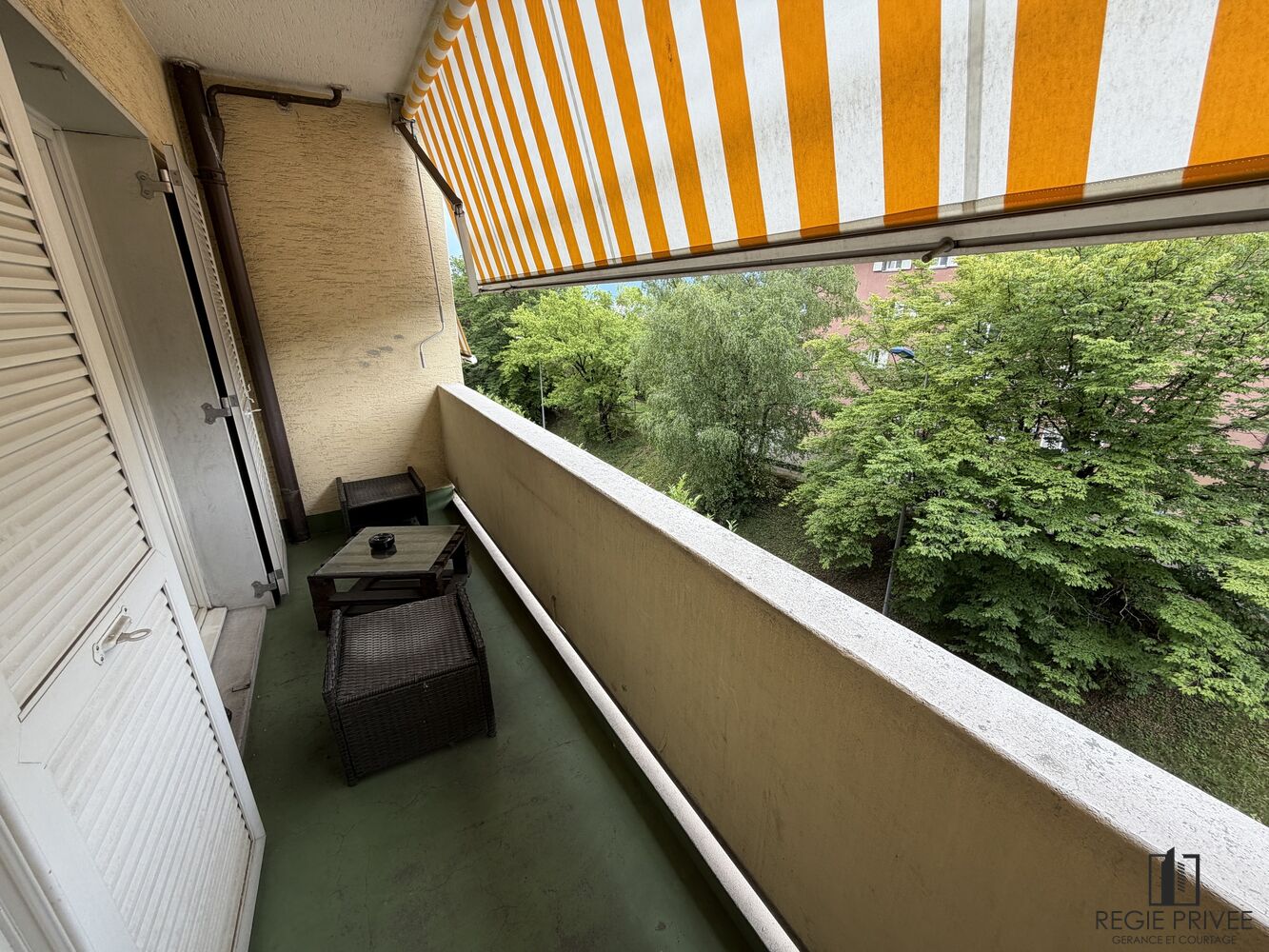 Balkon mit Markise und Grünblick